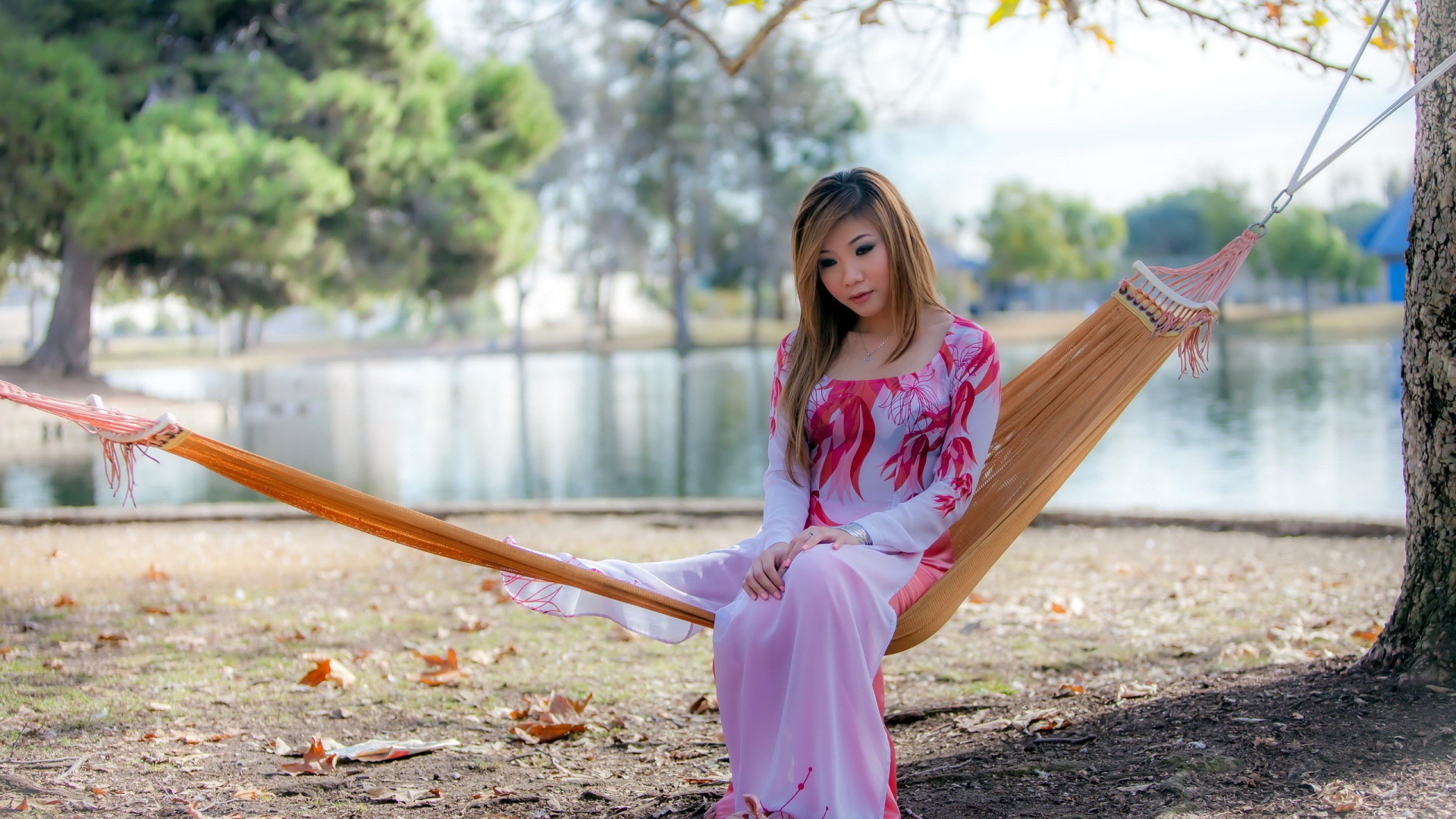Девушка на гамаке