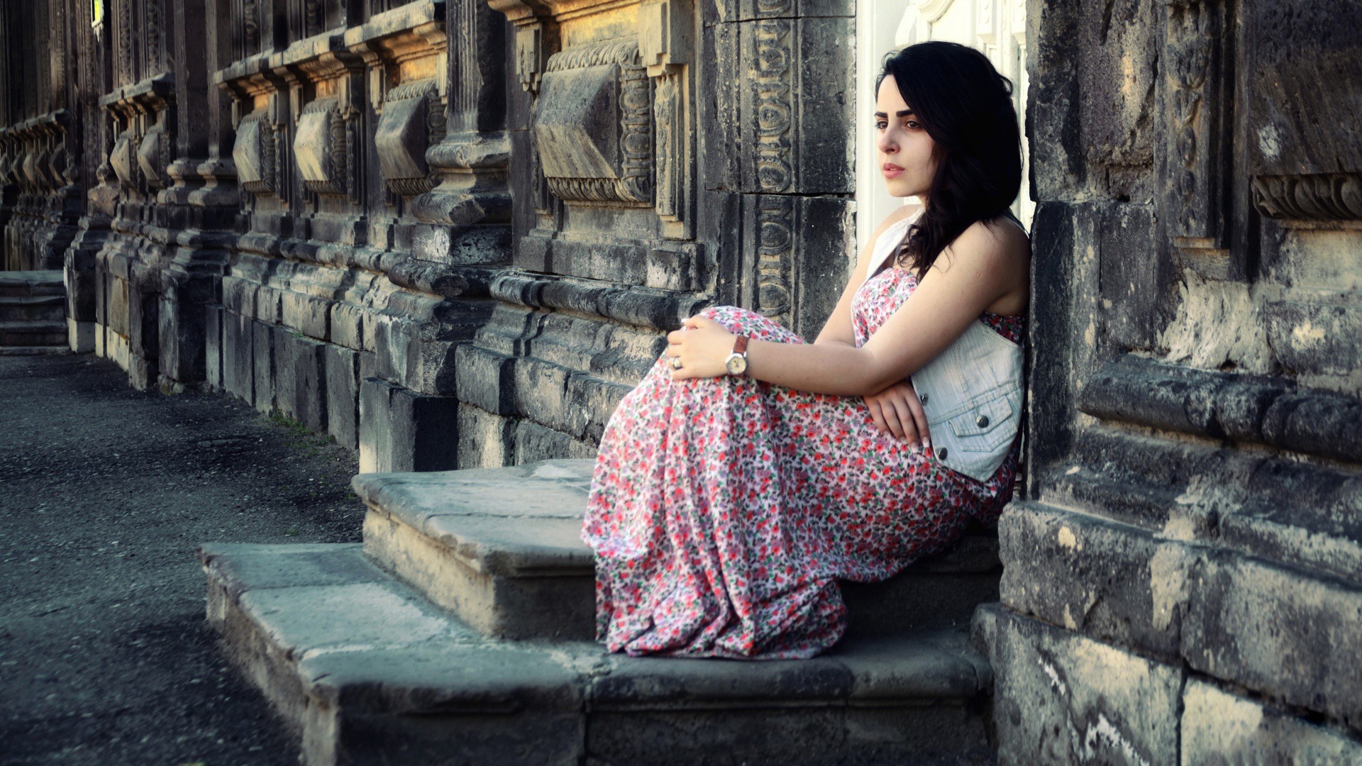 Девушка сидит на крыльце