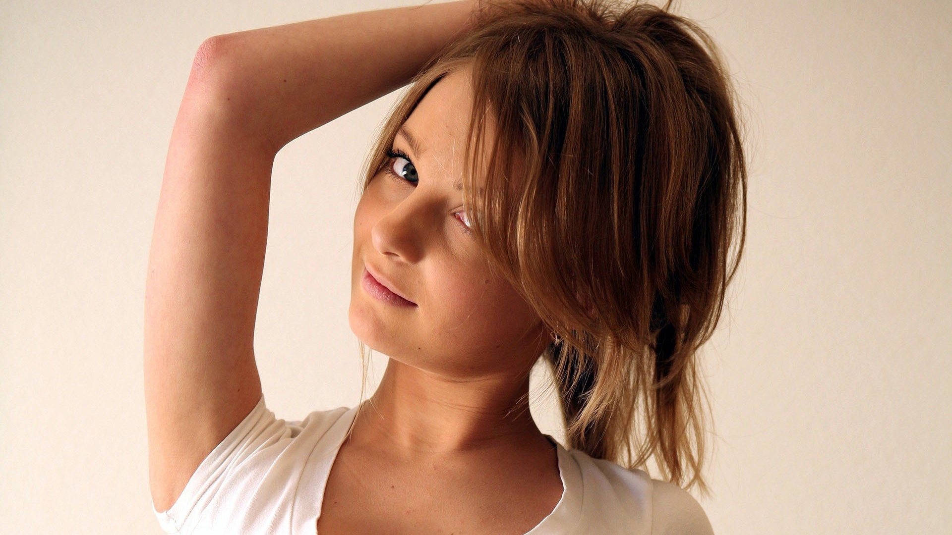 Поза с поднятой рукой