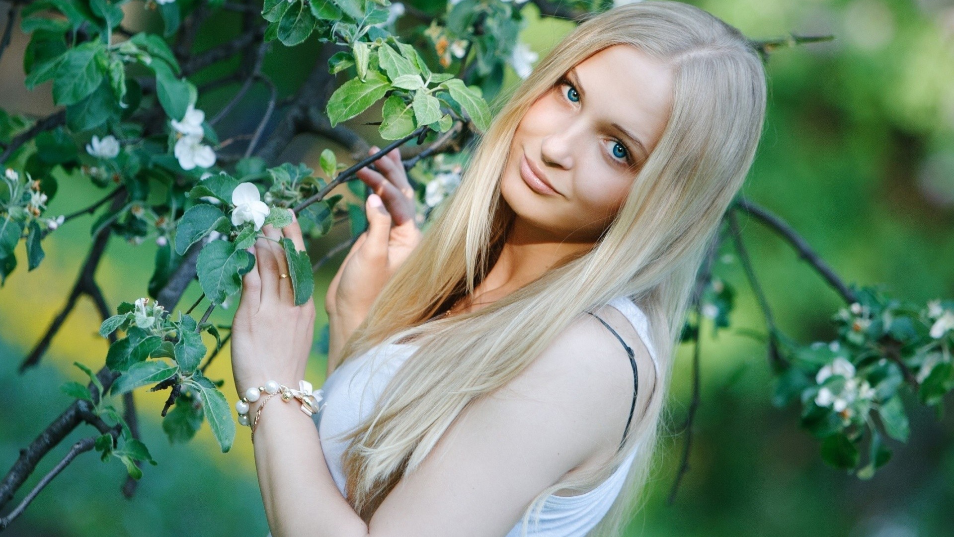 Блондинка у цветущего дерева