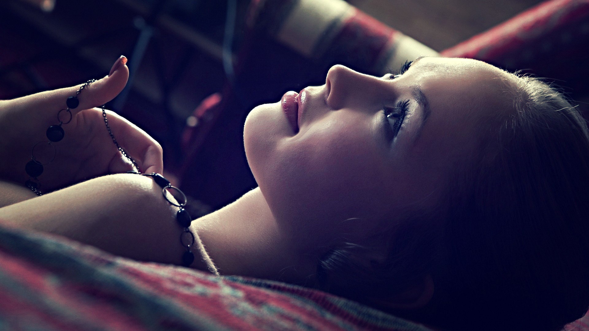 Девушка о чем-то мечтает