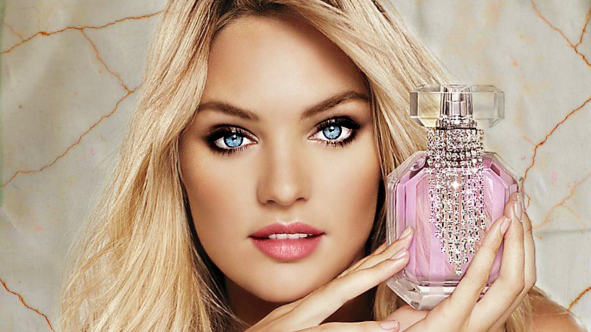 Девушка с духами