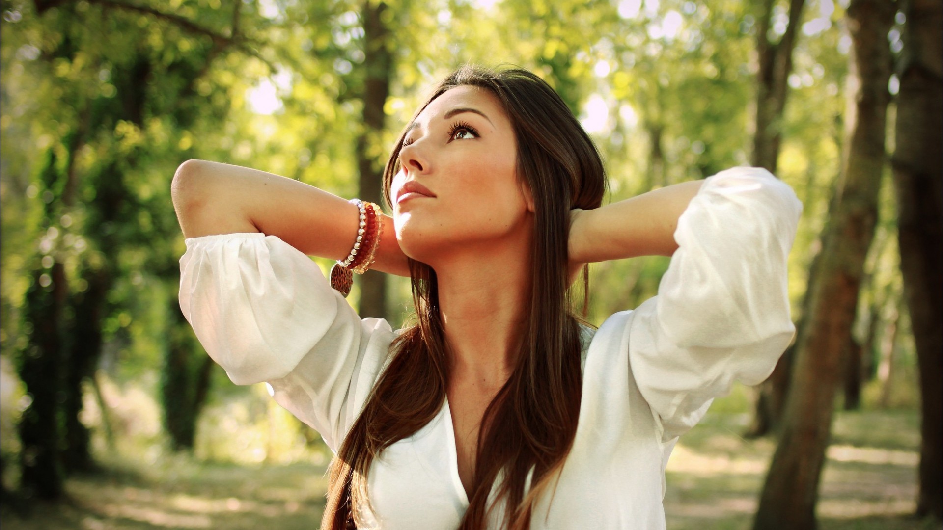 Брюнетка в белой кофте