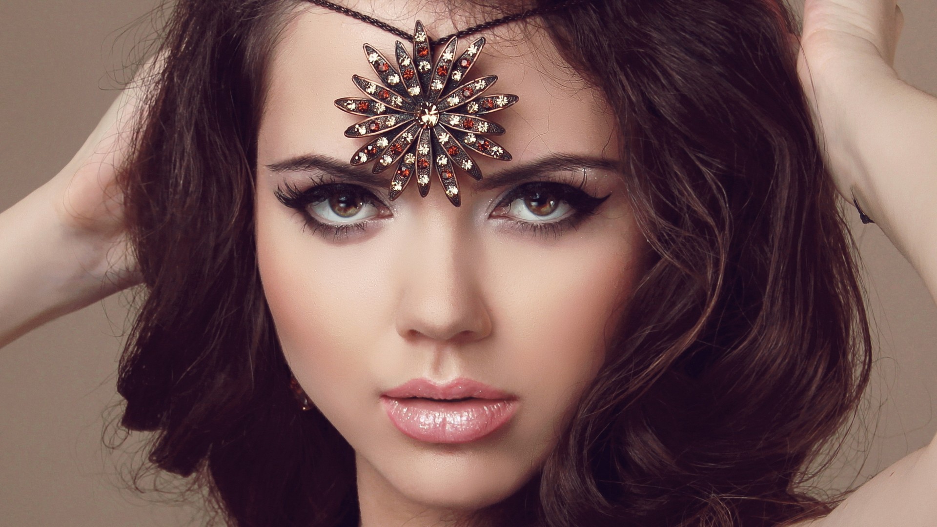 Брюнетка с украшением