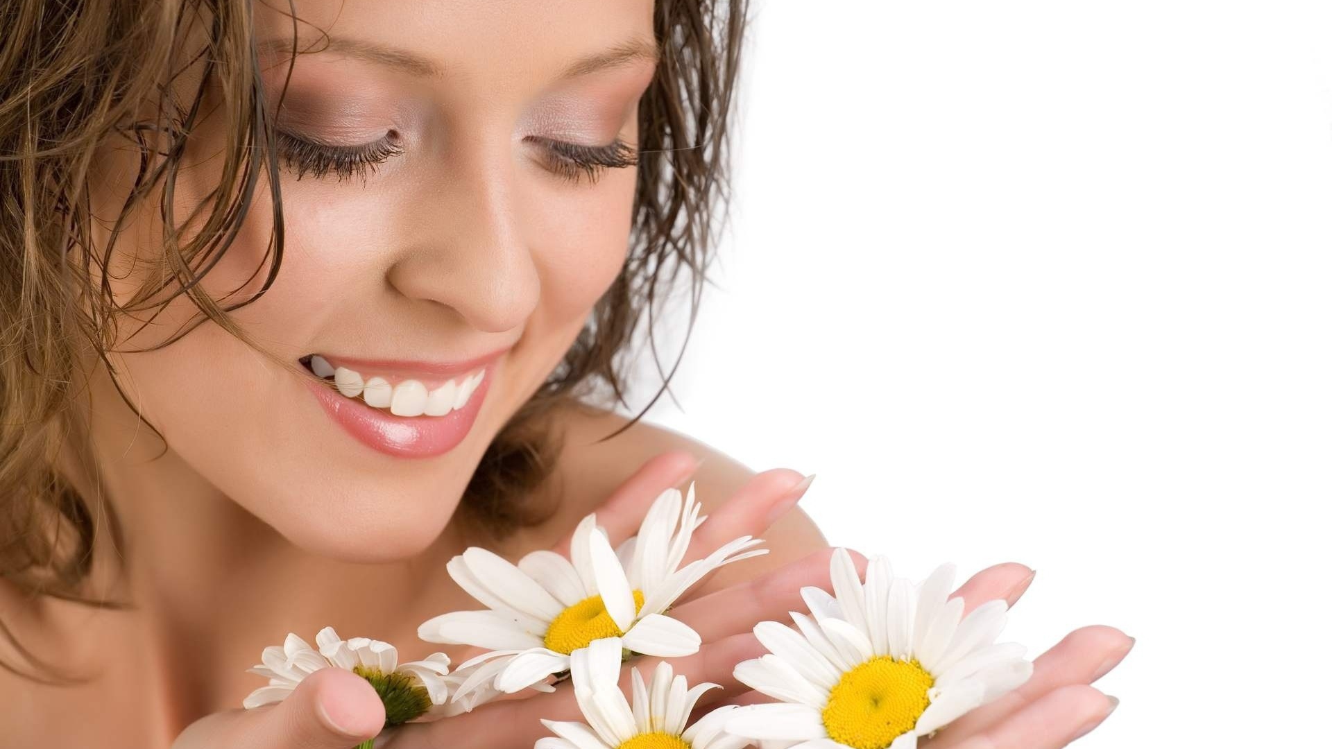 Девушка с ромашками