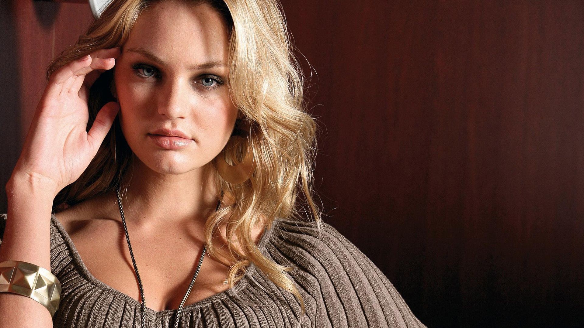 Модель с браслетом на руке