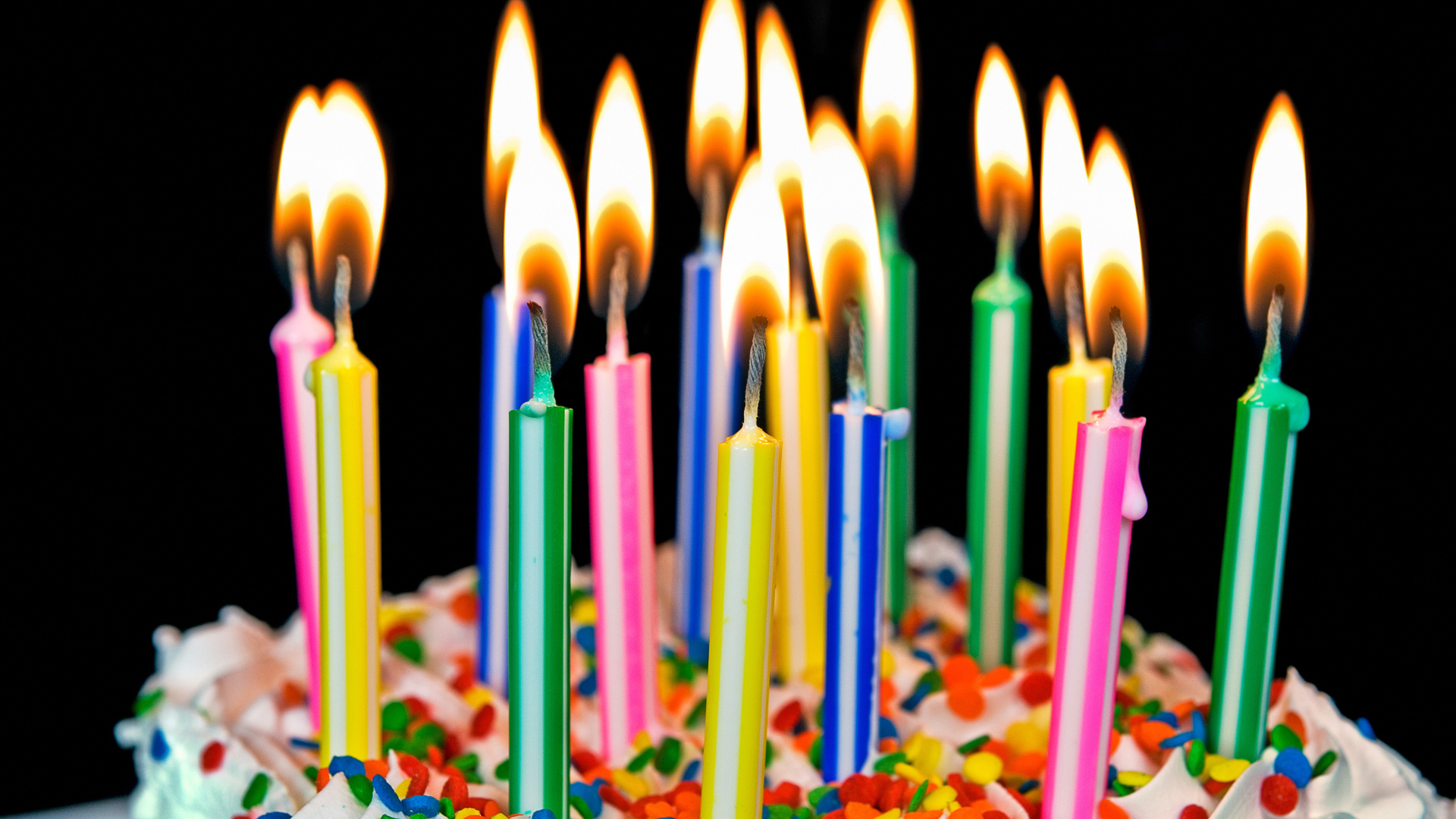 Разноцветные яркие свечи на день рождения