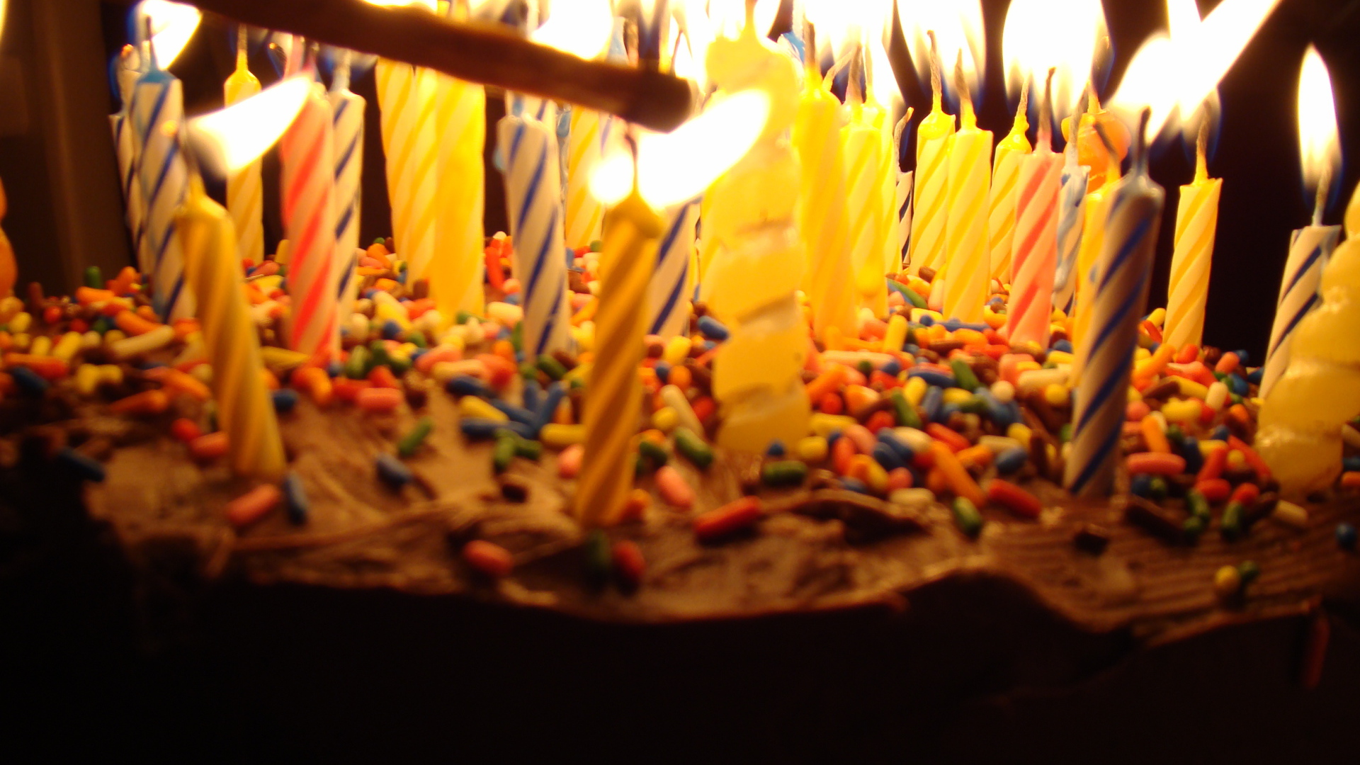 Свечи и торт на день рождения