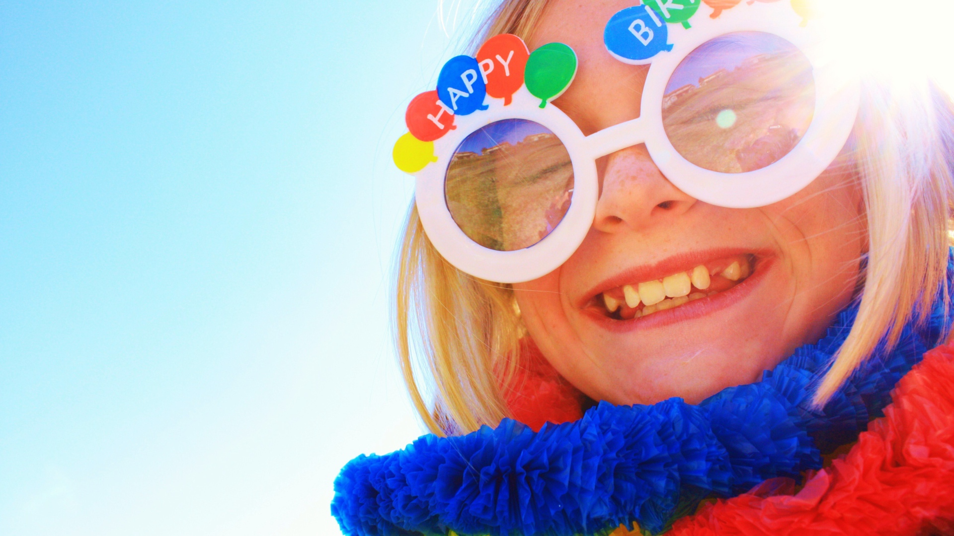 Девочка в смешных очках на день рождения