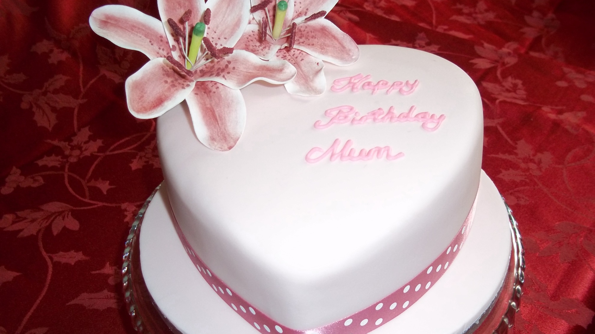 В форме сердца торт ко дню рождения