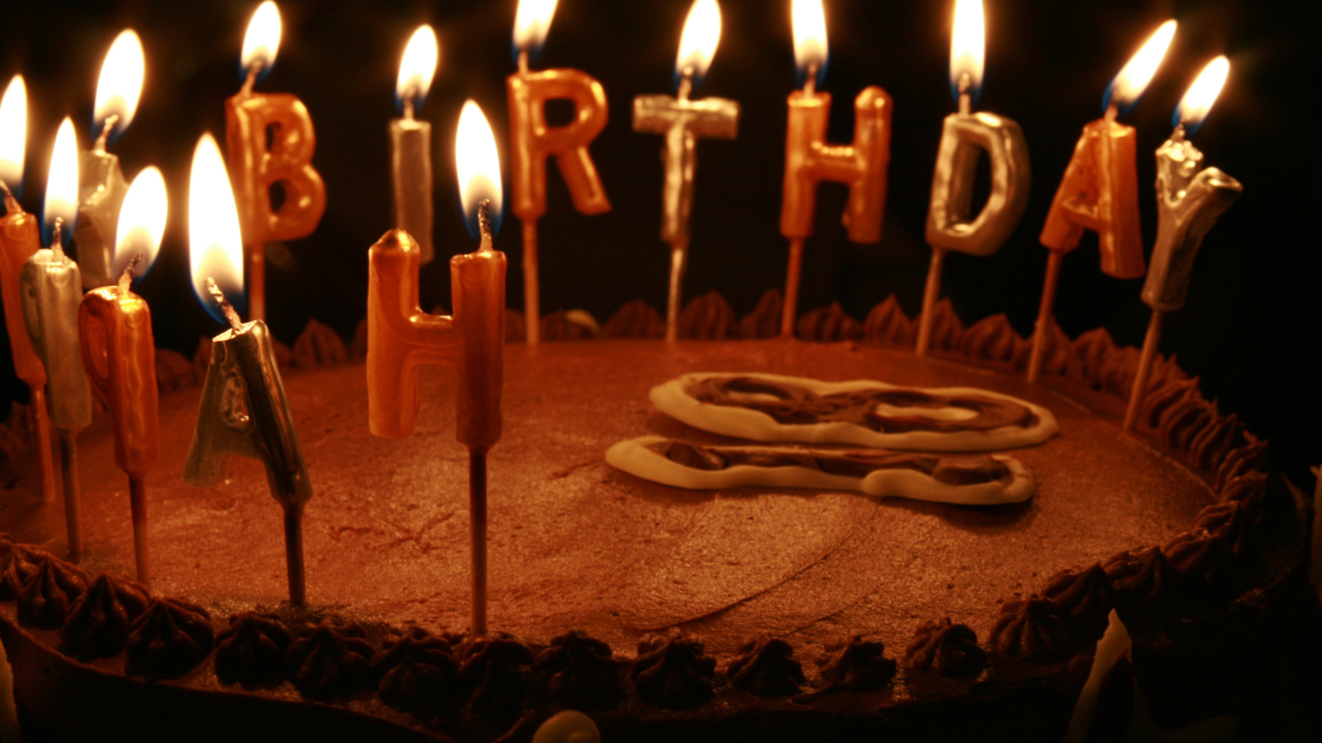 Вкусный торт со свечами