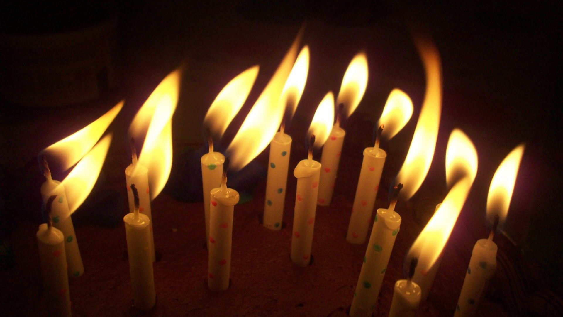 Пламя свечей на день рождения