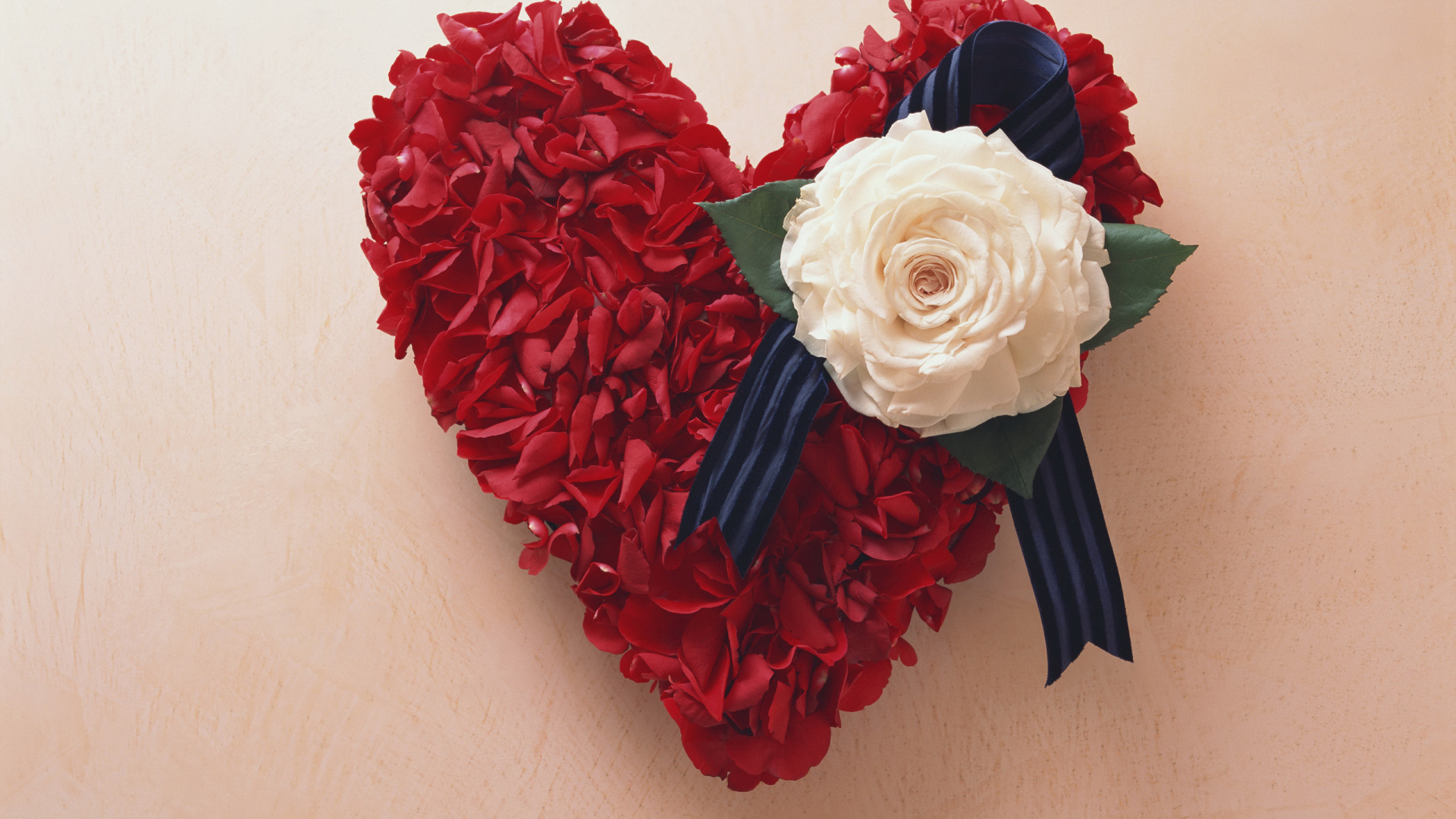 Сердечко из лепестков