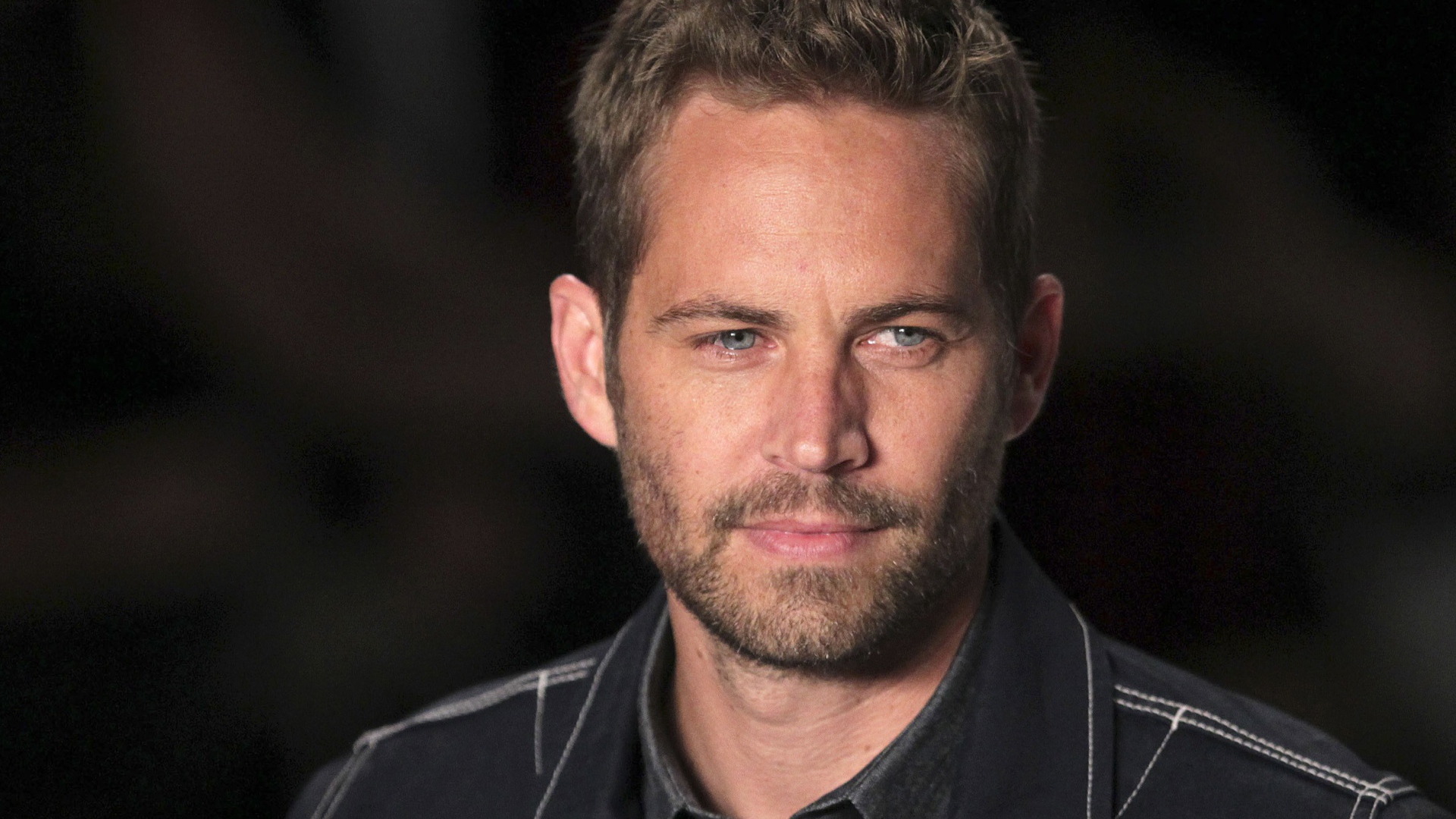 Известный актер Пол Уокер в рубашке