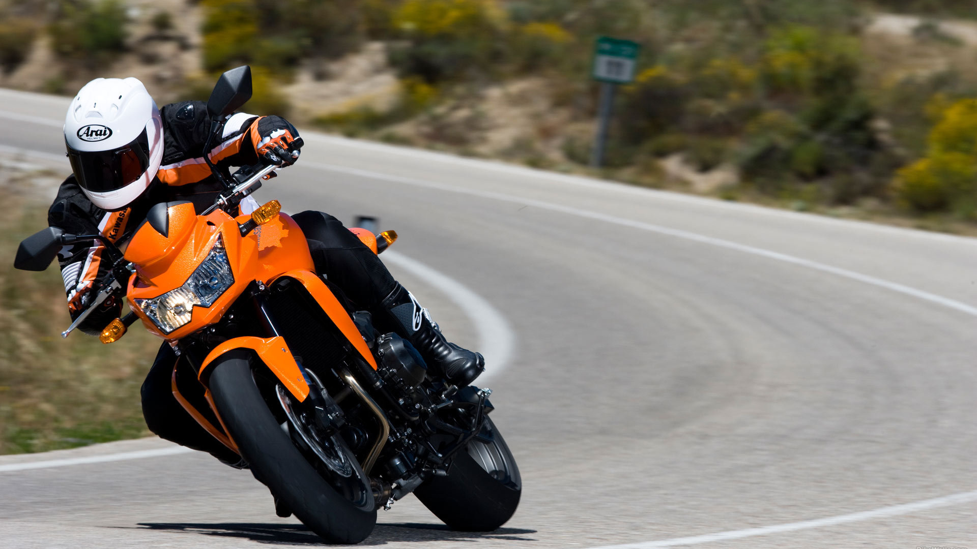 Мотоцикл Z750 на шоссе