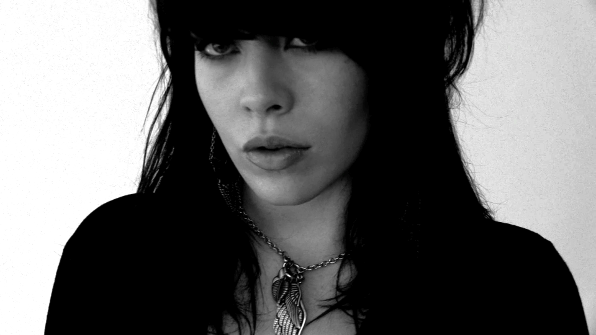 Alex Hepburn на белом фоне