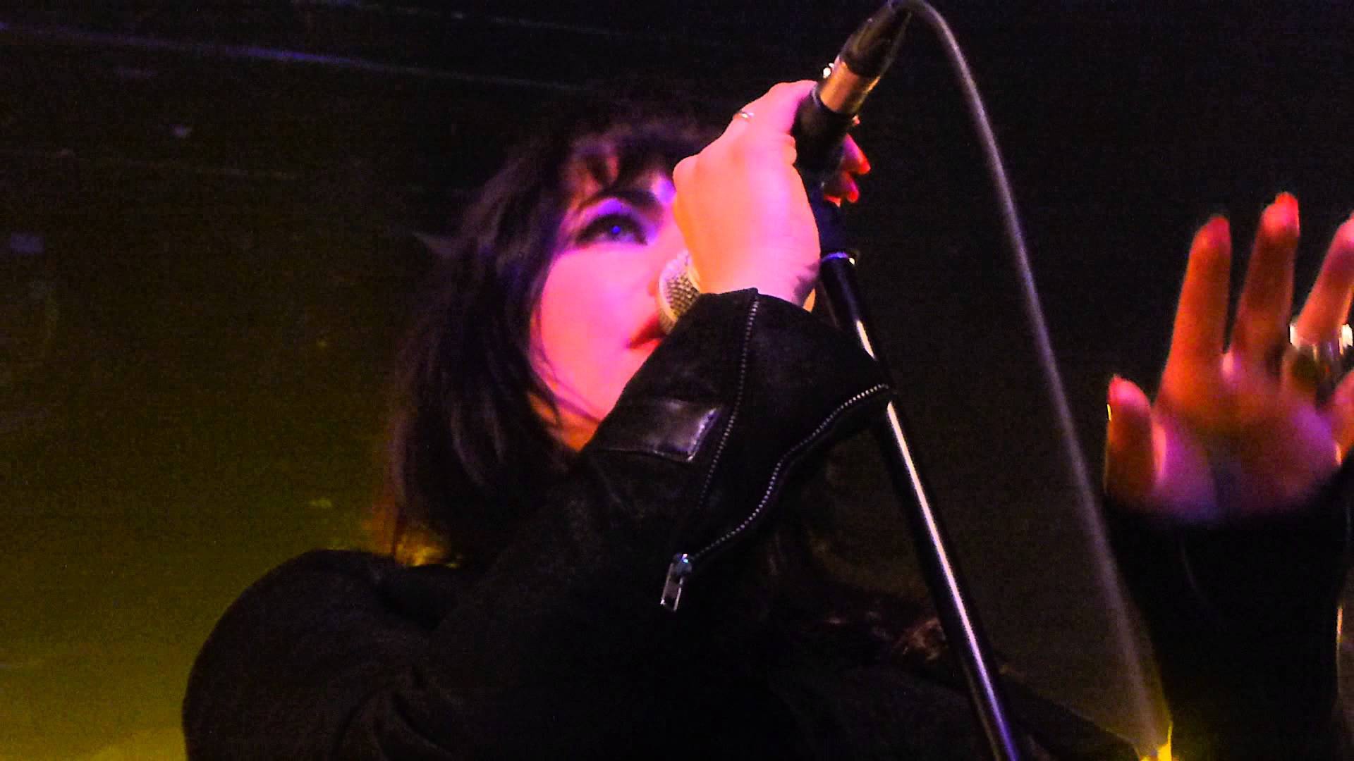 Alex Hepburn на сцене