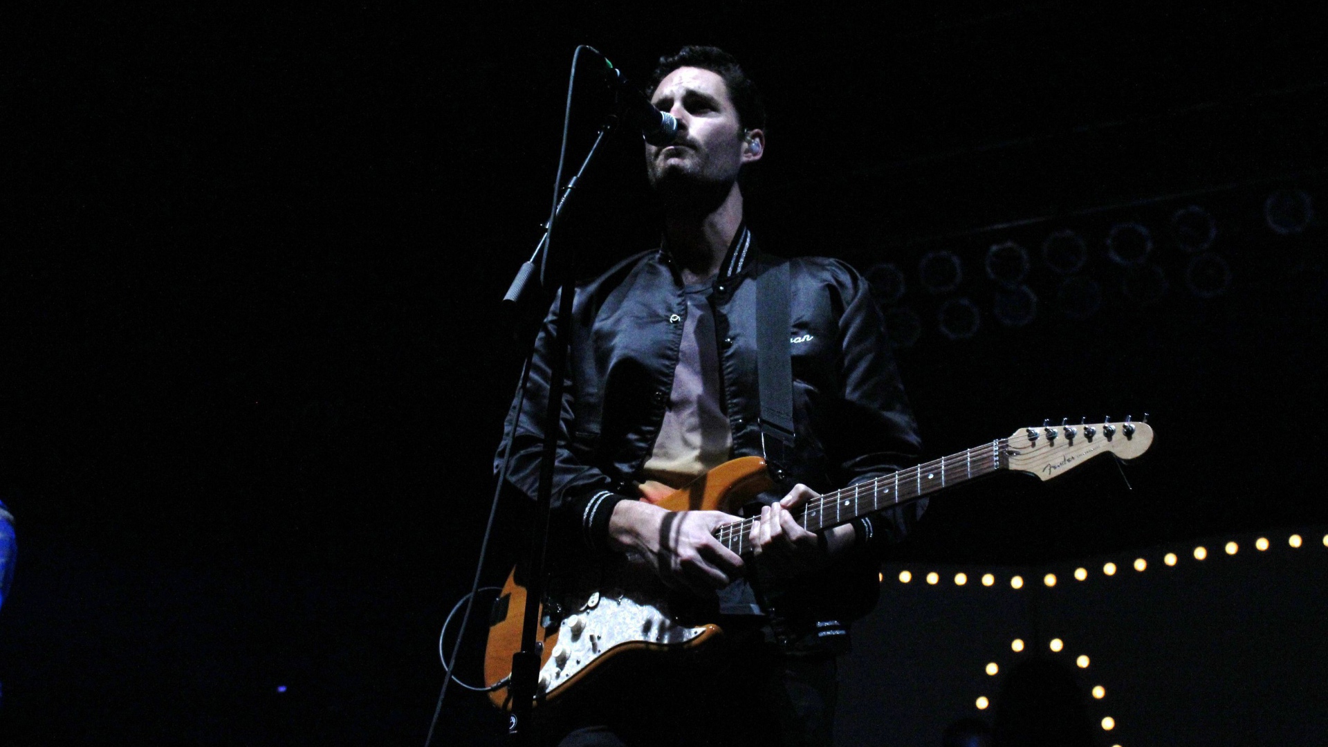 Фронтмен Capital Cities поет