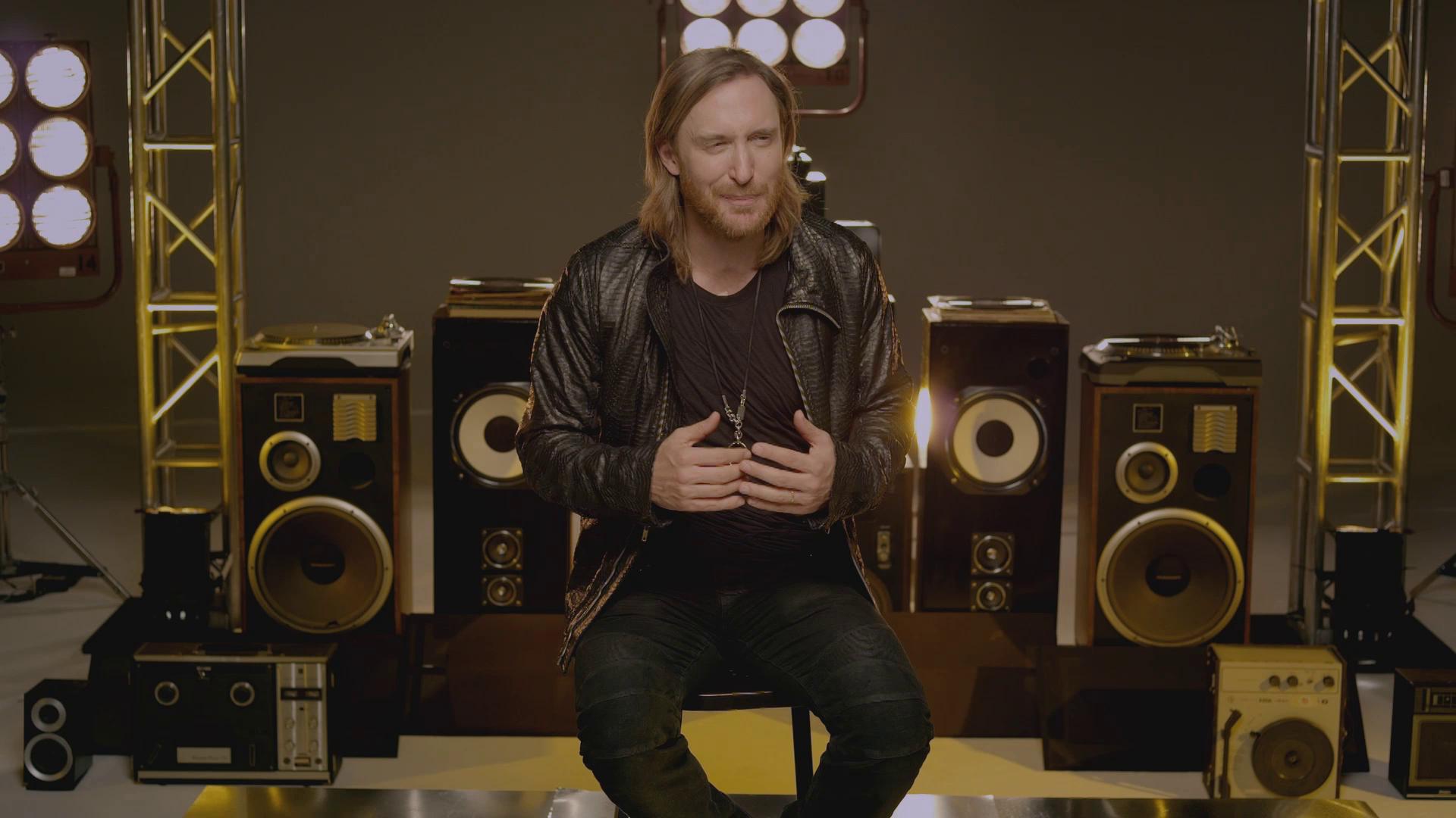 David Guetta около аппаратуры