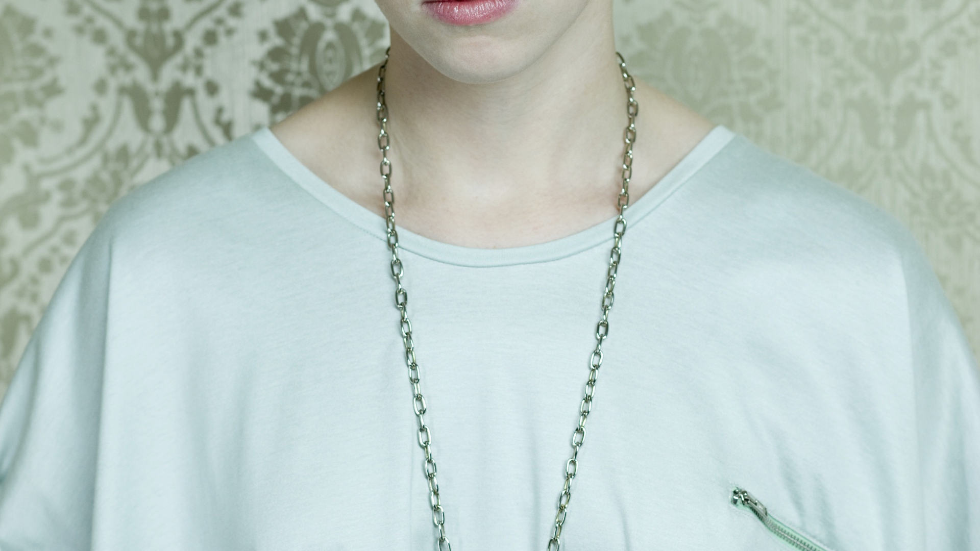 La Roux в белой футболке