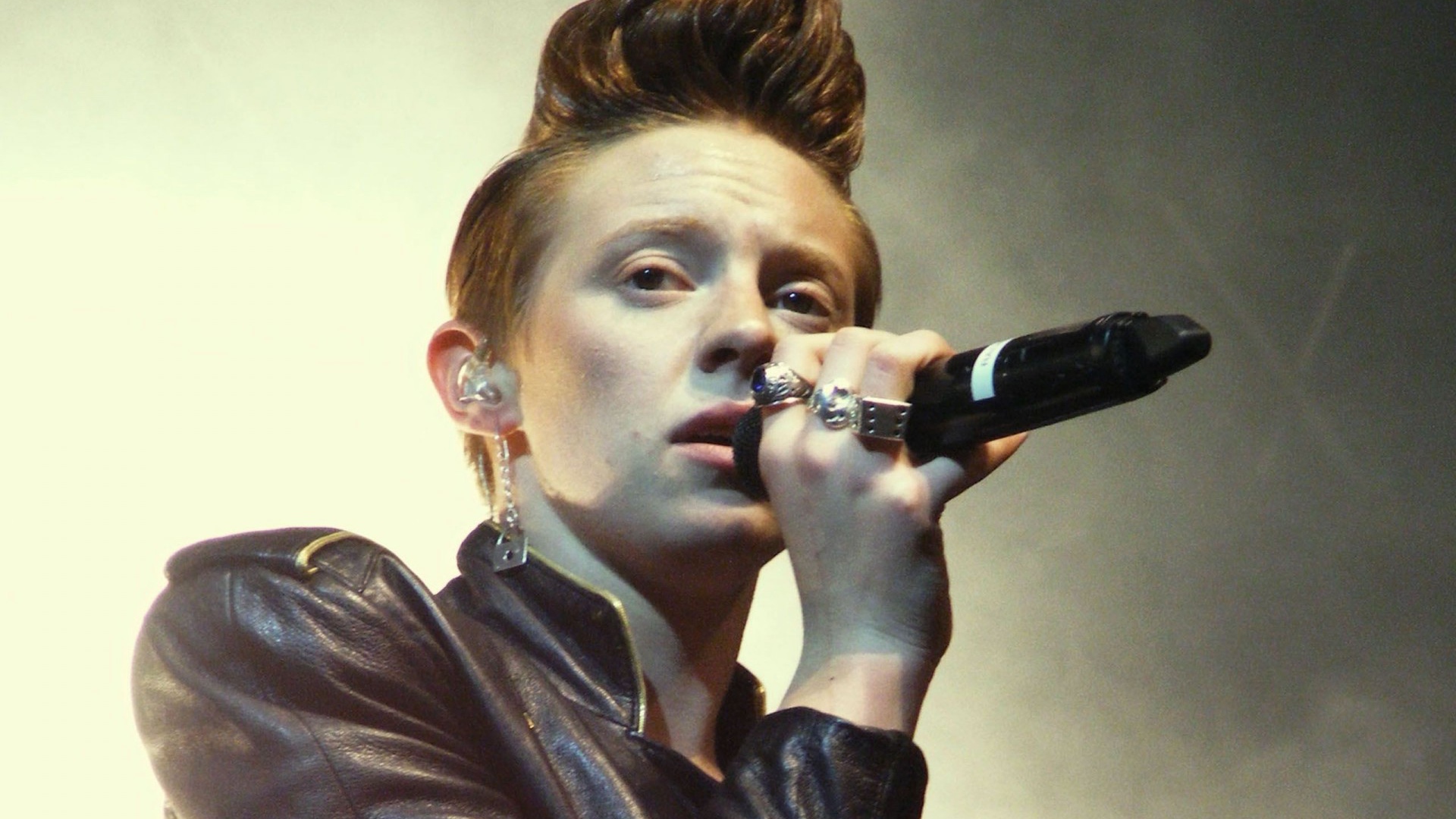 La Roux поет свои песни