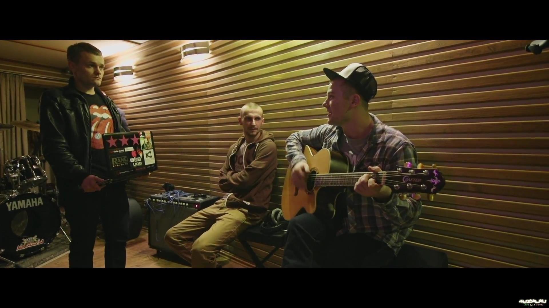 Макс Корж играет на гитаре