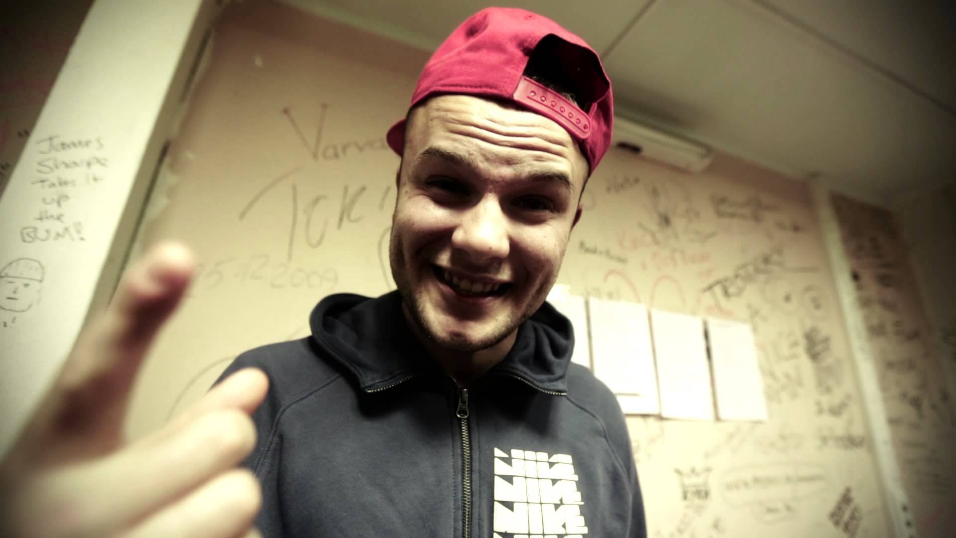 Макс Корж поет песню Небо