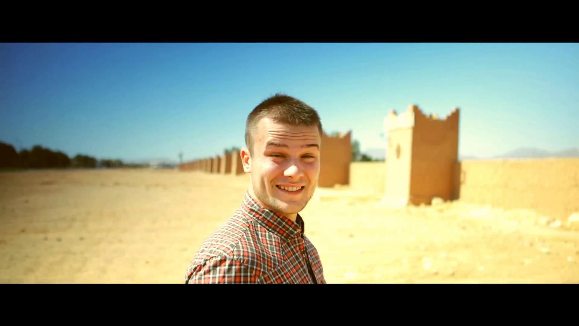 Макс Корж поет песню Небо поможет нам