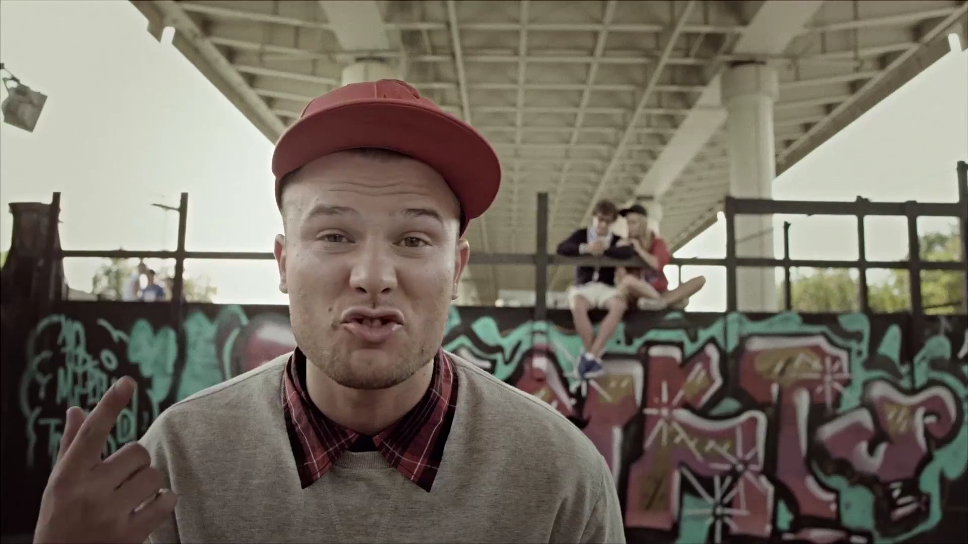 Макс Корж поет песню Где Я