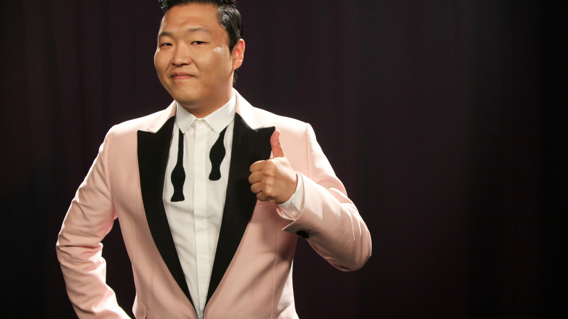 PSY в костюме