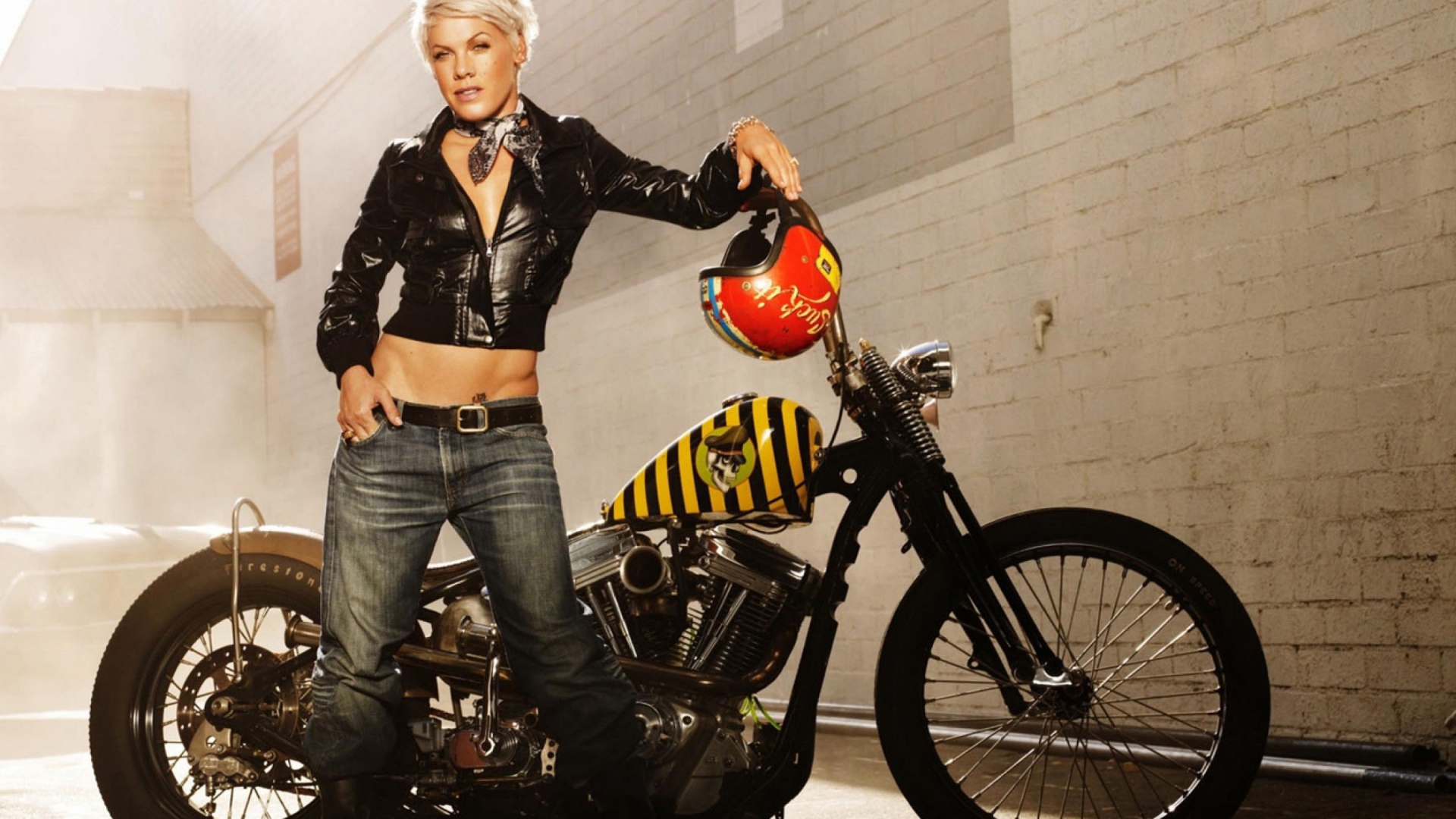 Pink около байка