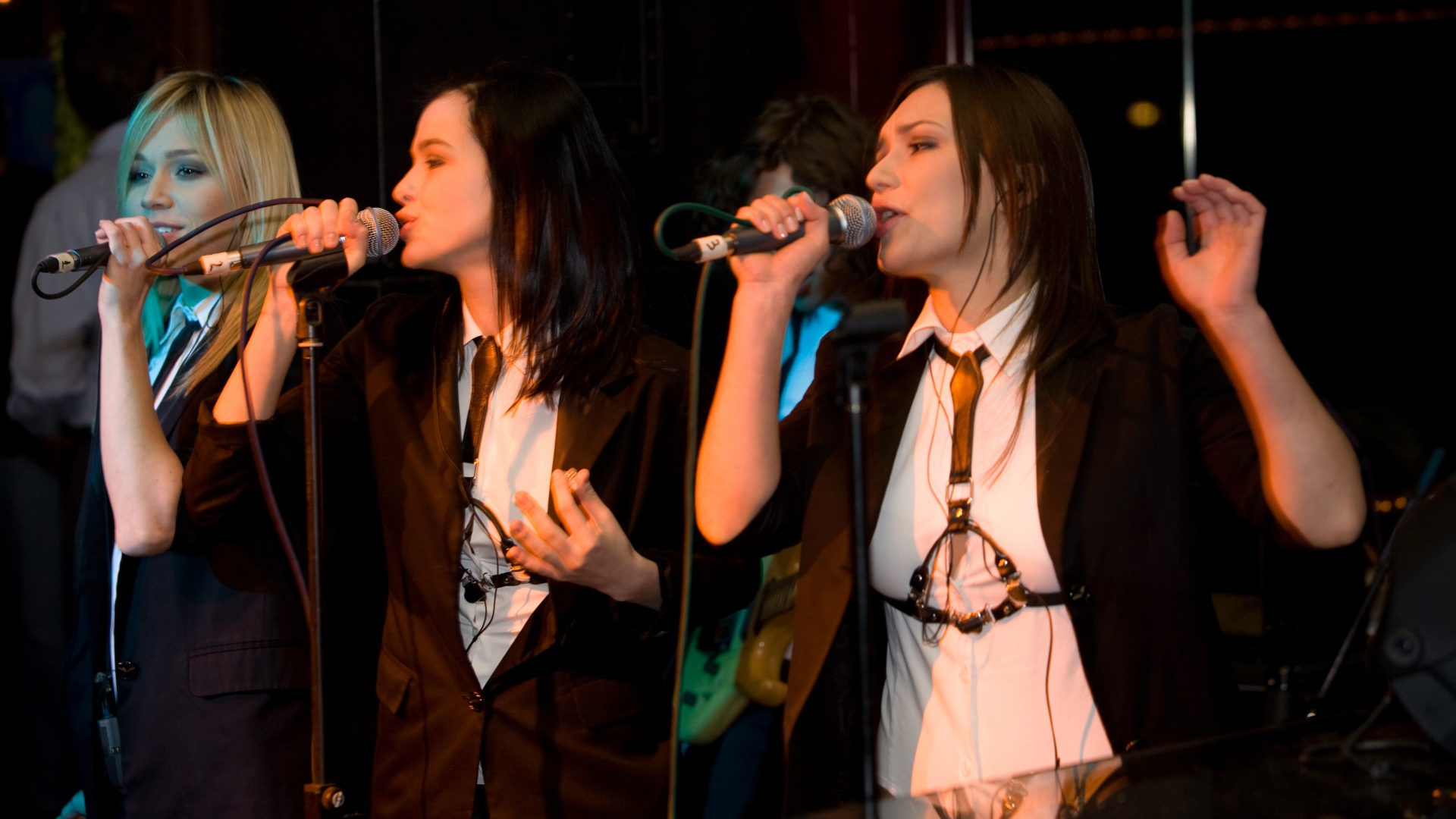 Группа Серебро исполняет песню Mi mi mi