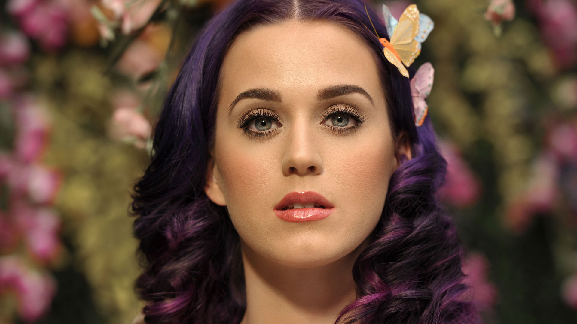 Певица Кэти Перри на фоне цветов