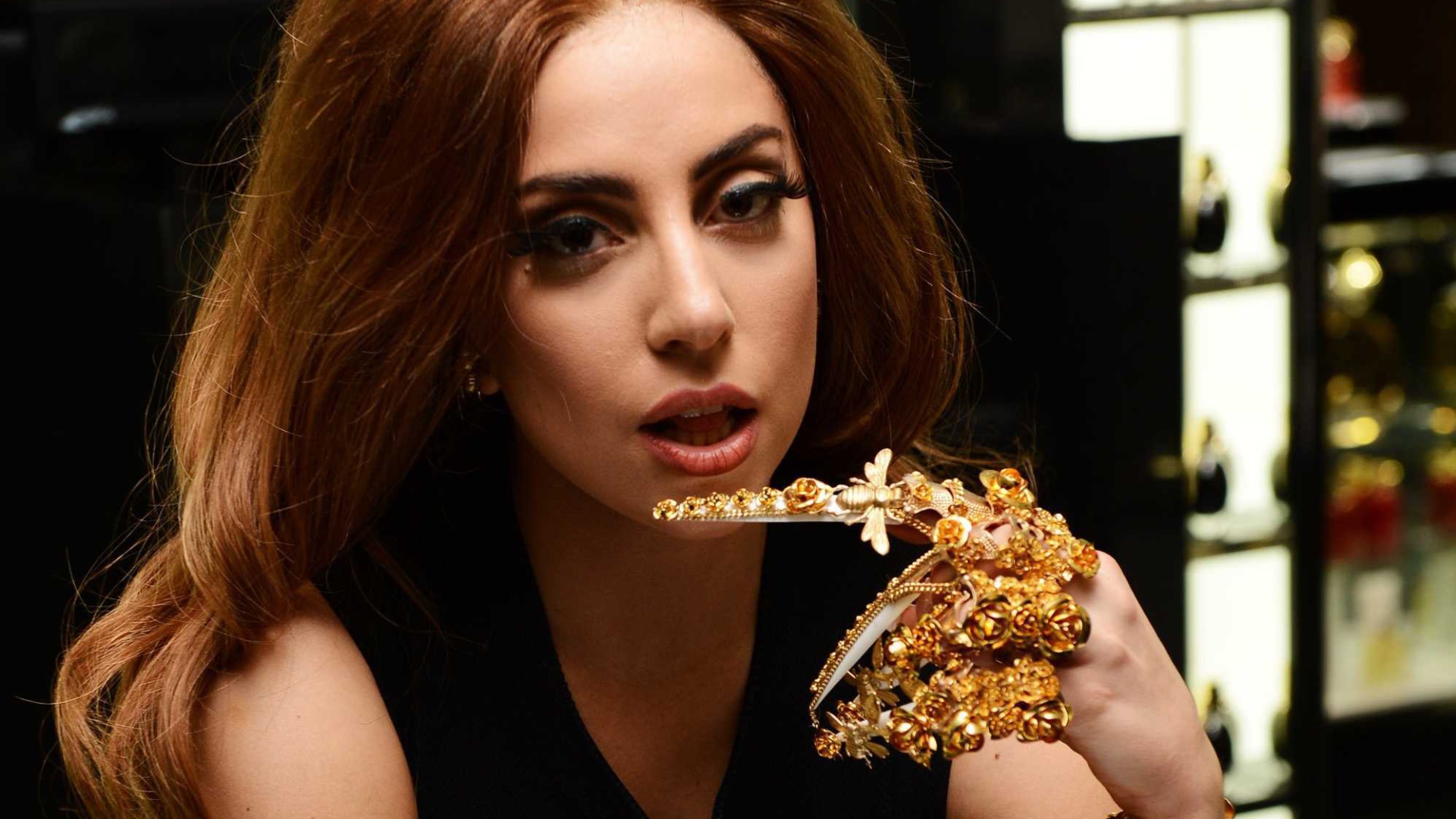 Певица Леди Гага с коричневыми волосами