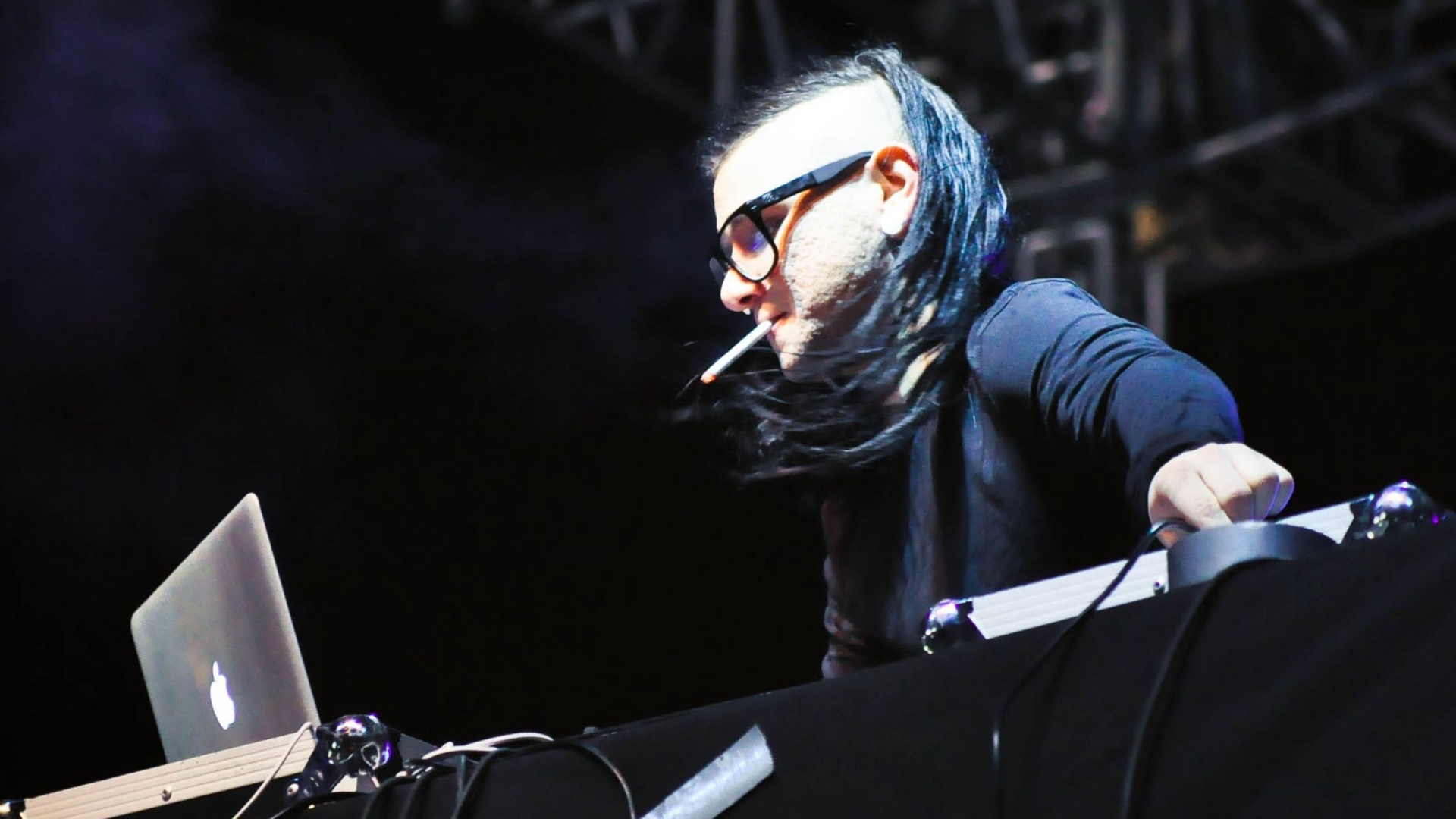 Skrillex курит сигарету во время выступления