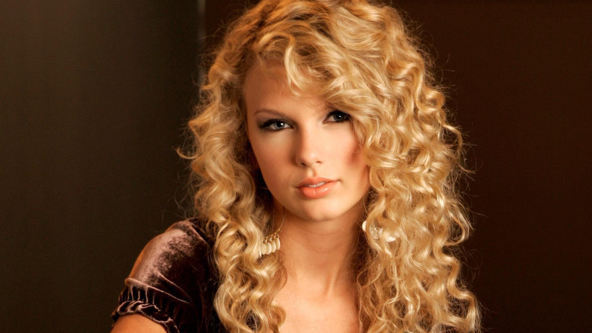 Taylor Swift вьющиеся волосы