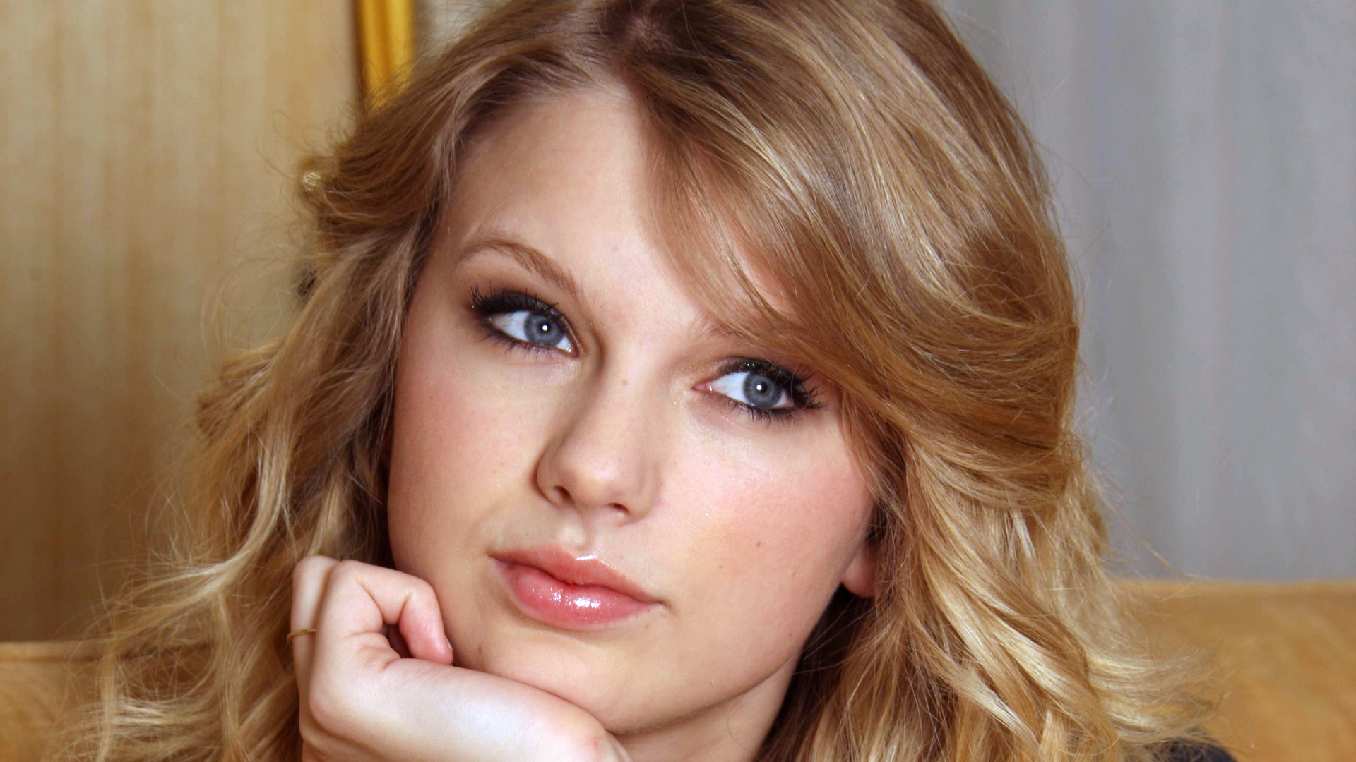 Taylor Swift думает