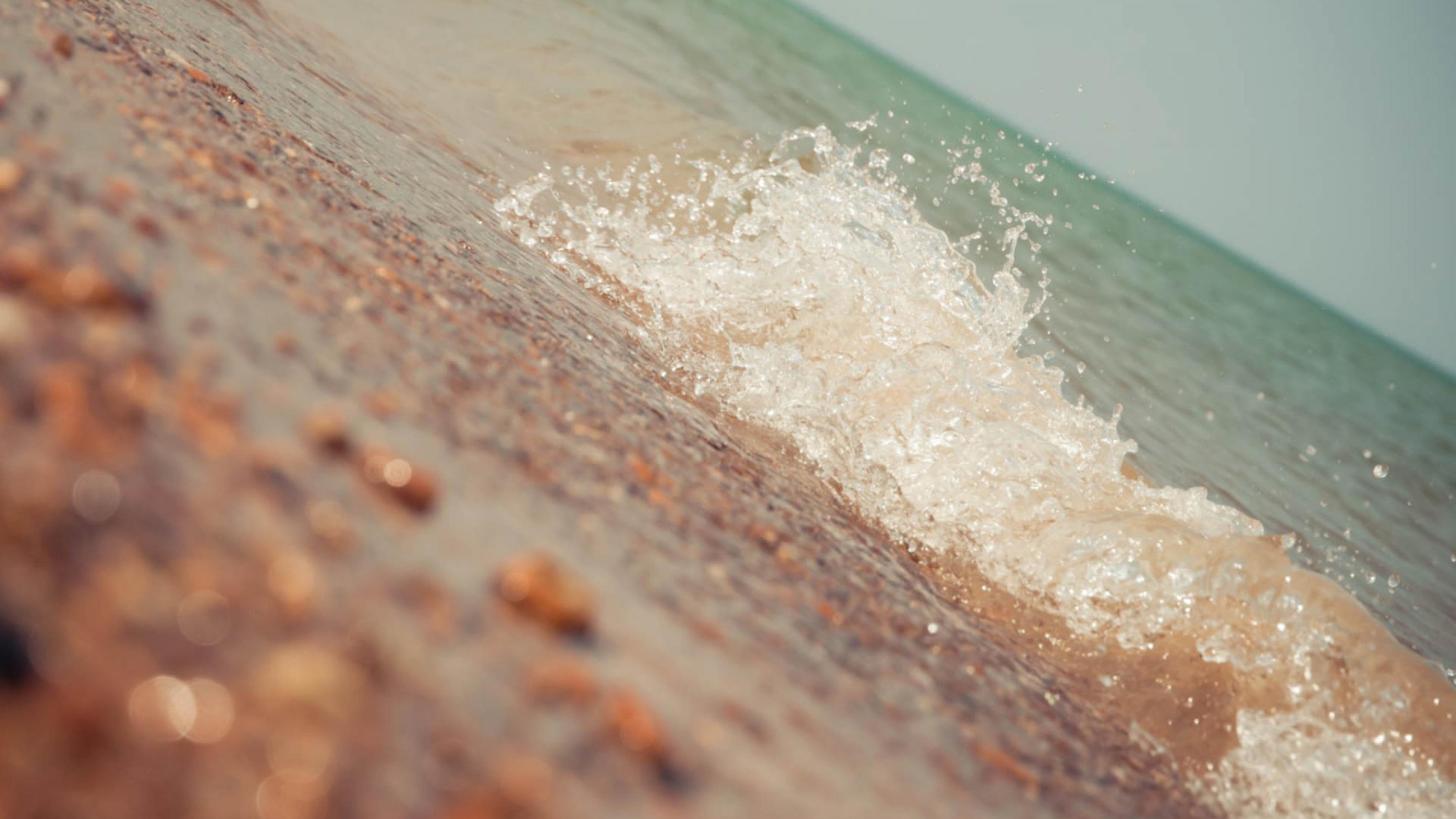 Волна у пляжа