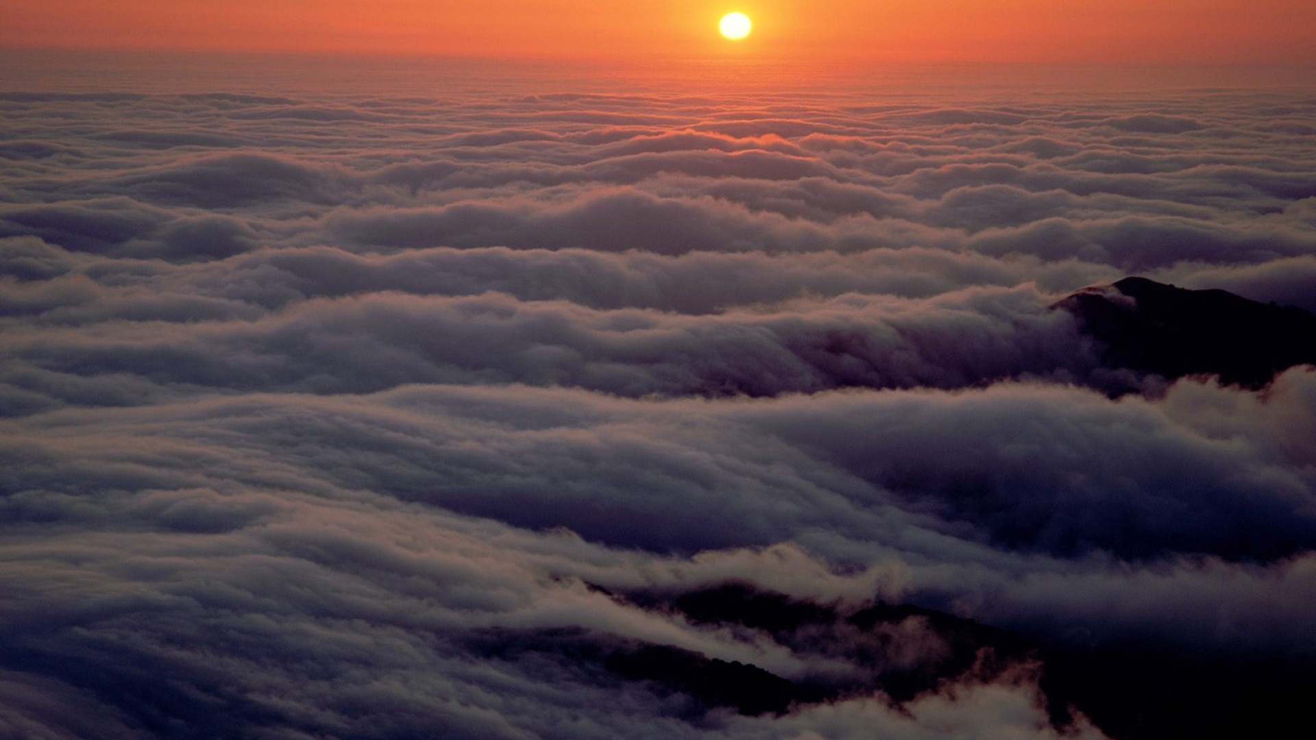 Заход солнца в горах над облаками