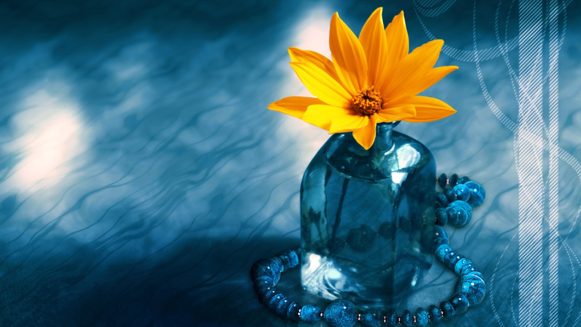 Желтый цветок в синей бутылке