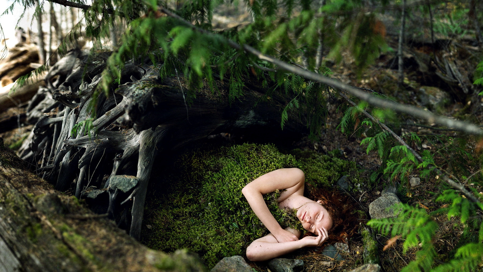 Девушка спит во мху