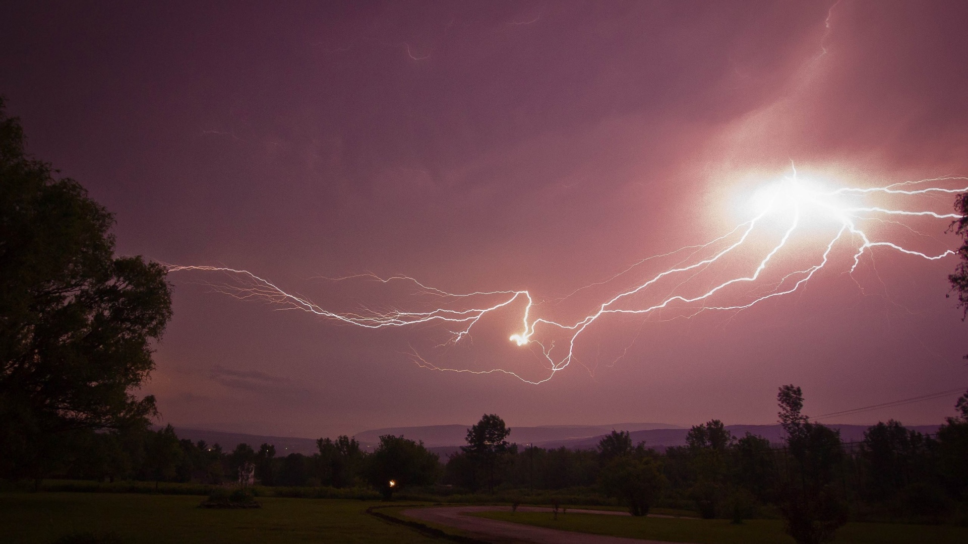 Молния над паркам