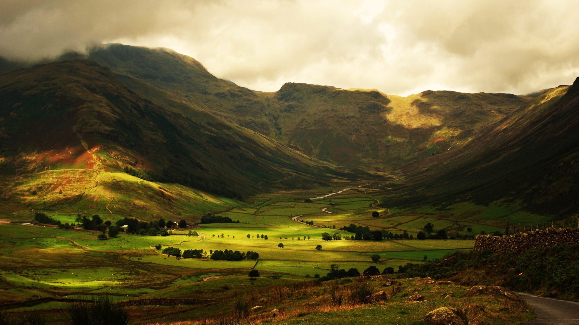 На долину надвигаются тучи