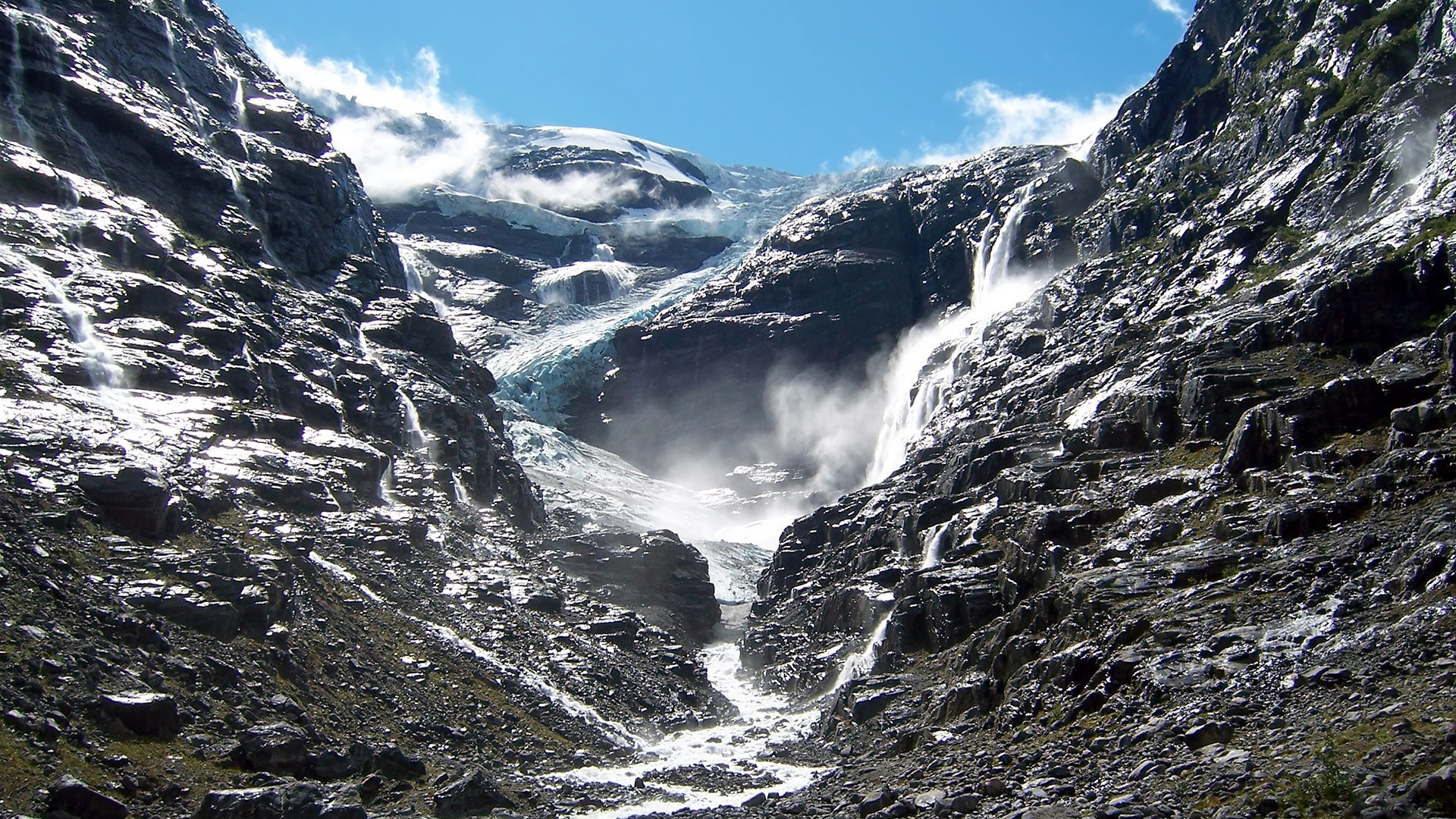 В горах тают ледники