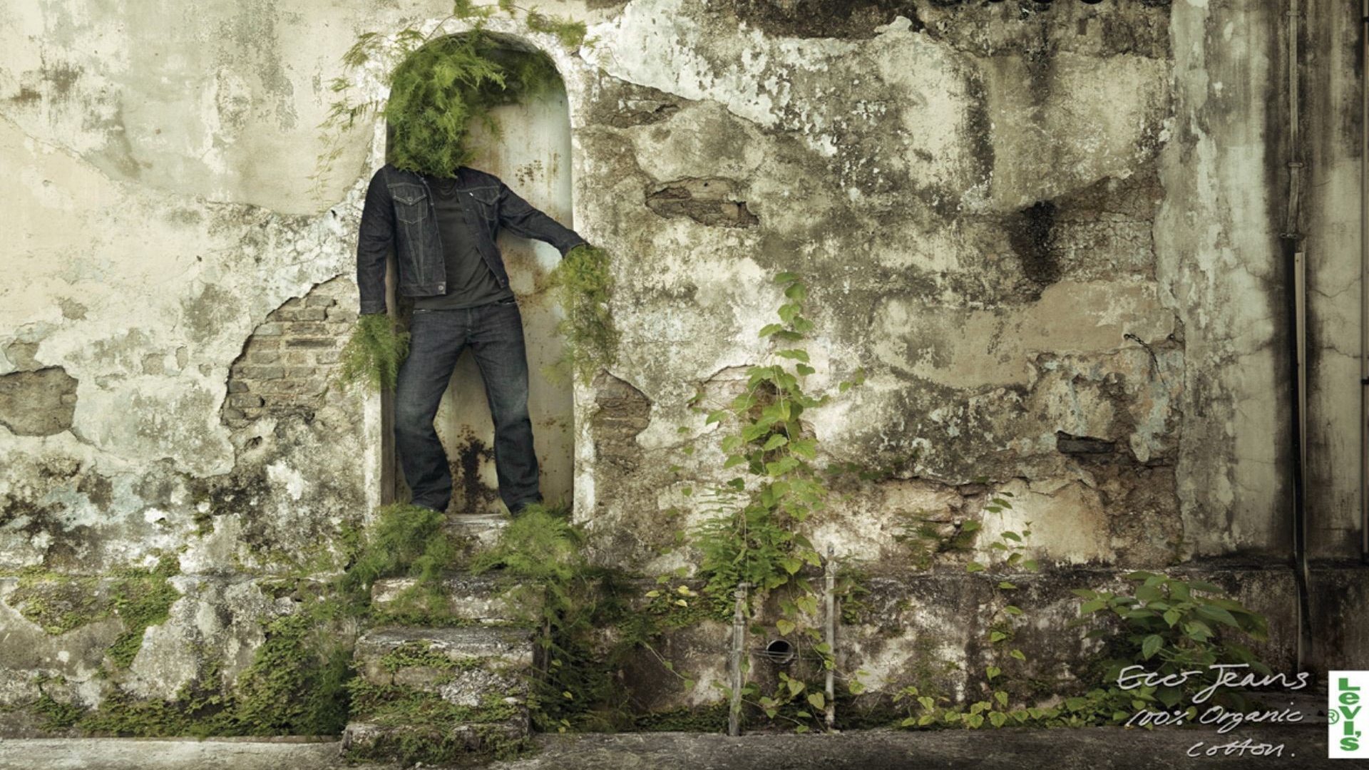 Трава в одежде человека