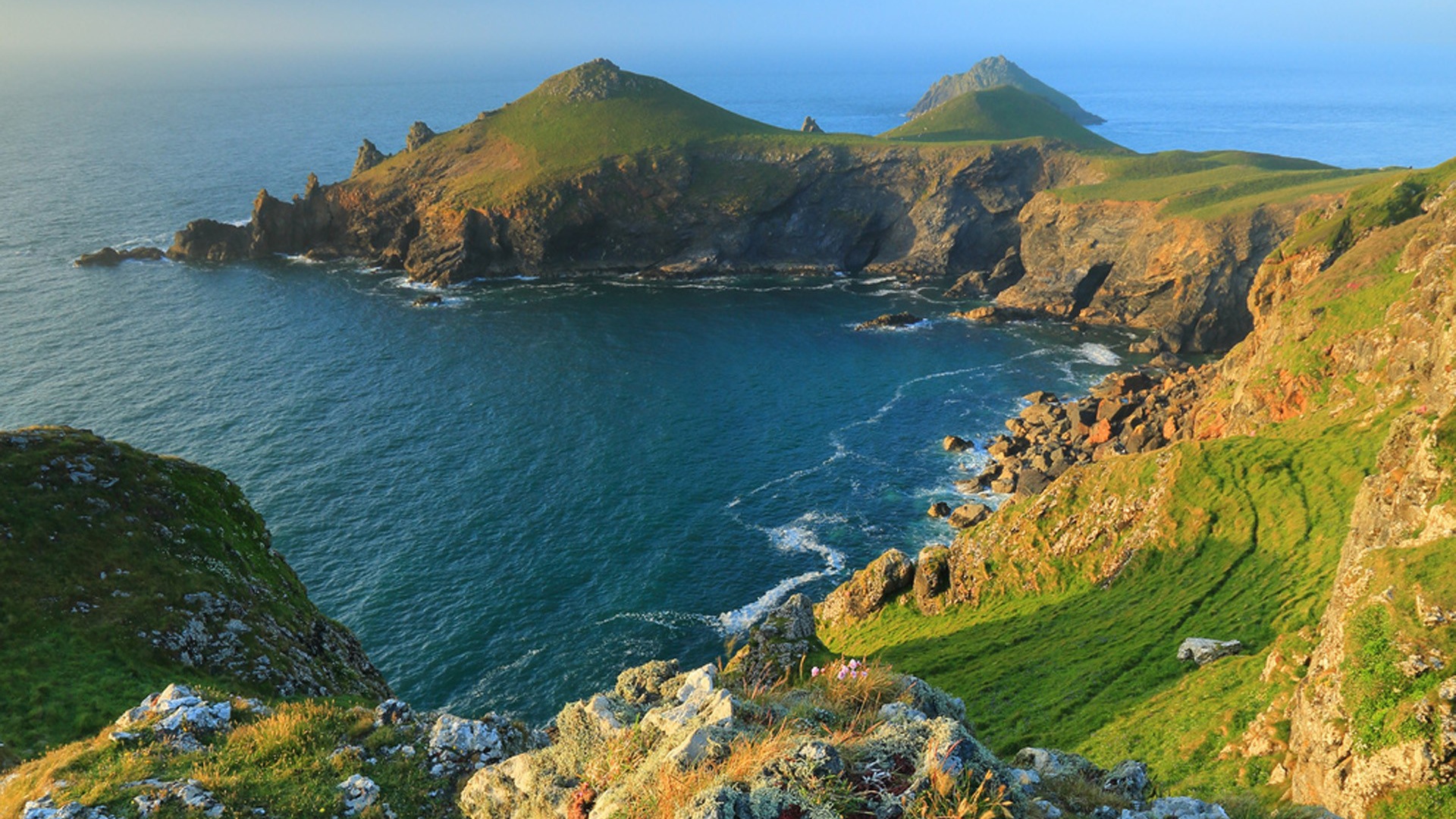 Зеленый мыс и туманная даль моря