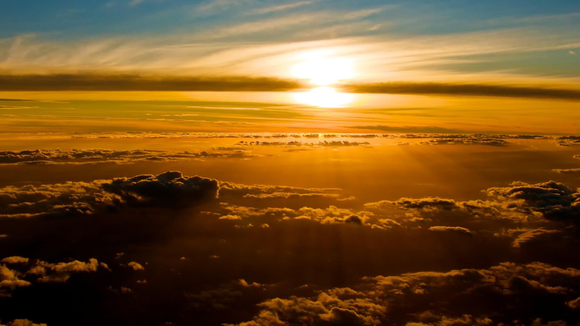 Золотой закат над облаками