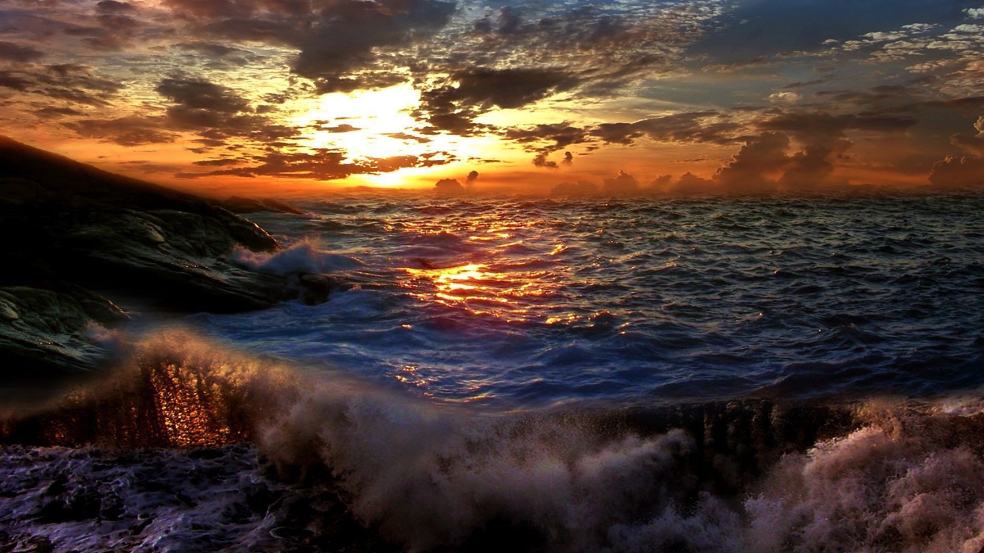 Закат на штормовом море