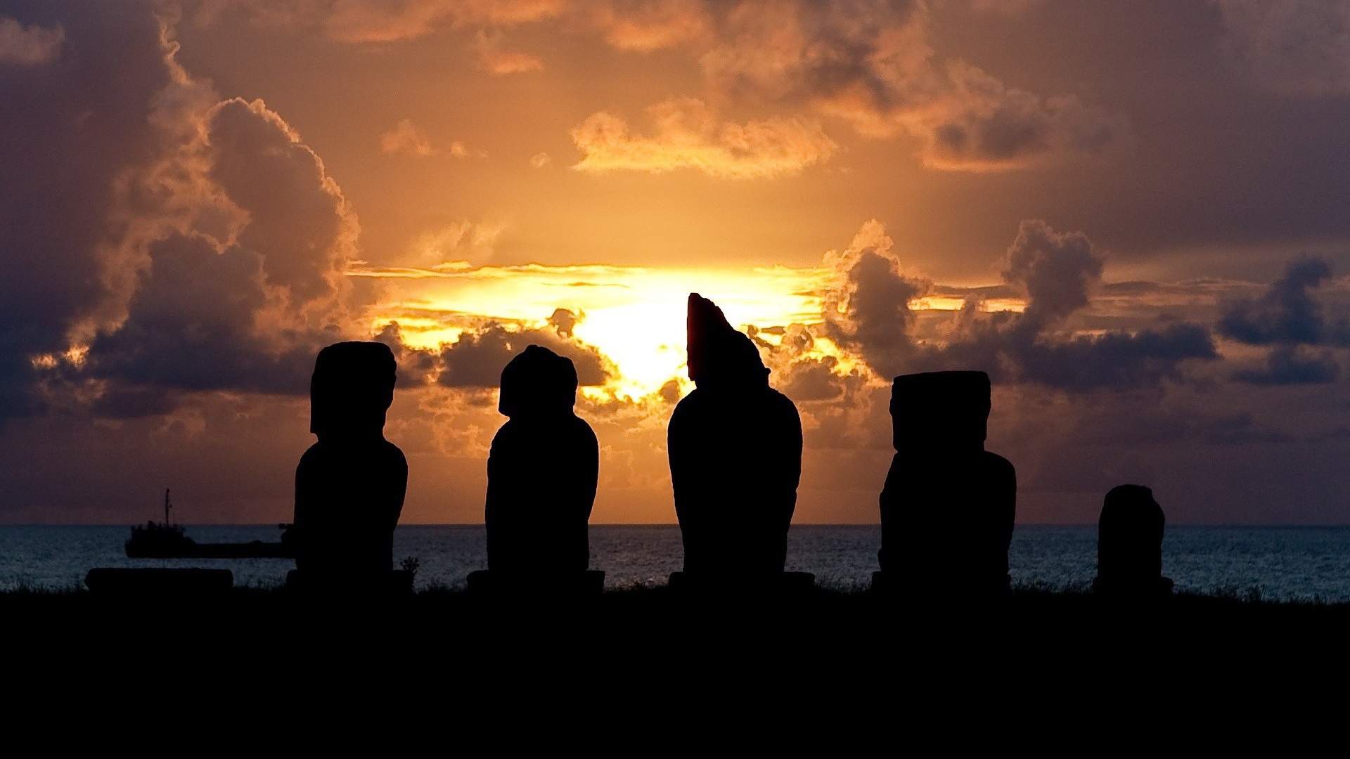 Силуэты статуй на закате