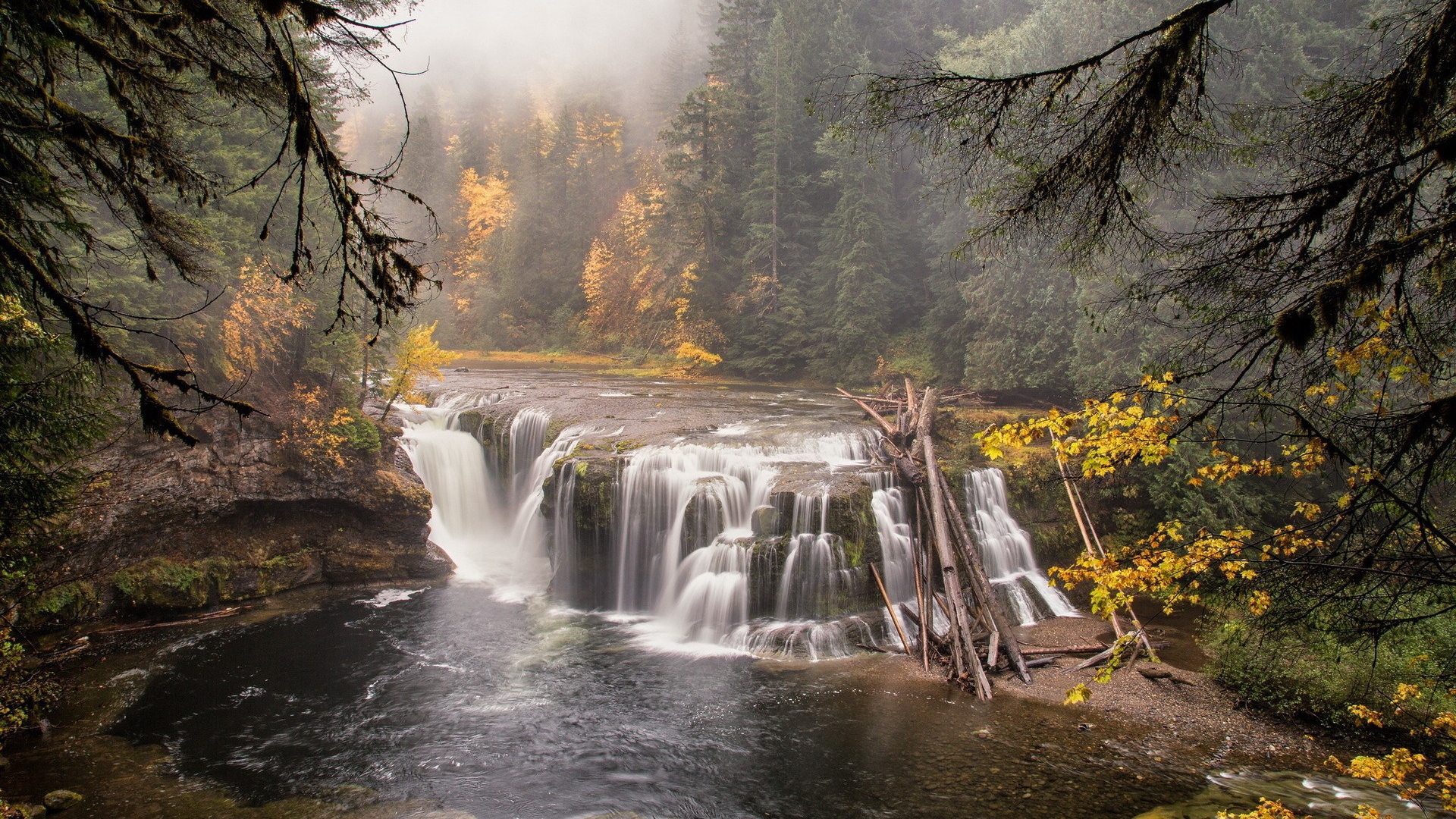 Пейзаж с водопадом на реке
